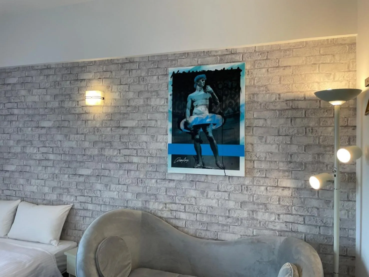 Photo of the whole room in New Normal Hotel in NAMINOUE ニューノーマルホテルイン波の上