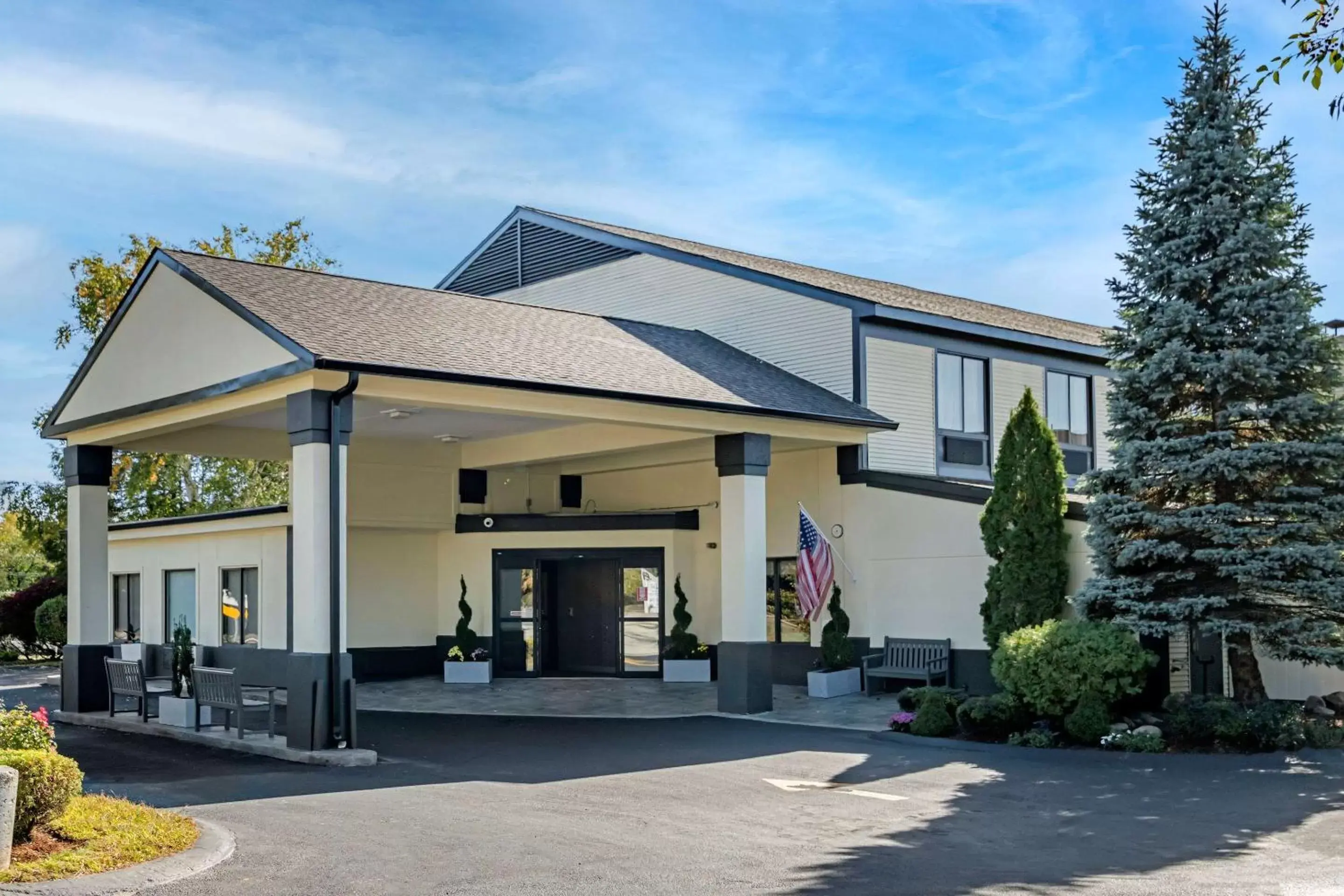 Property building in Clarion Inn Property building in Clarion Inn