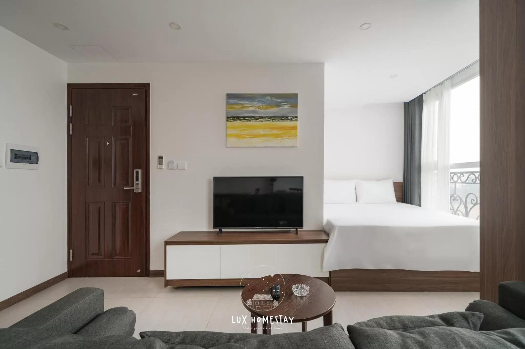 Photo of the whole room, Bed in Lux Westlake Studio