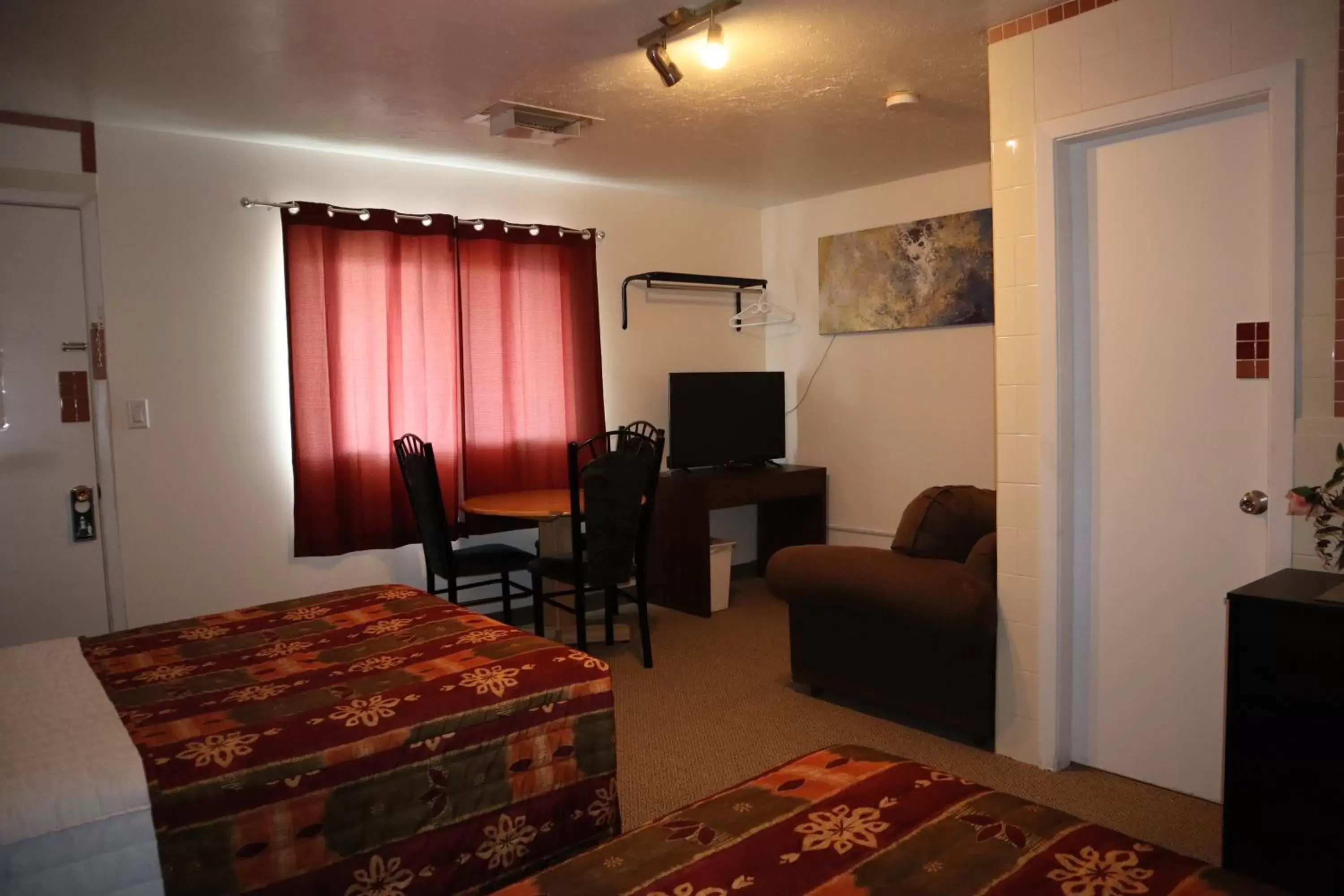 Bed, TV/Entertainment Center in Vista Motel