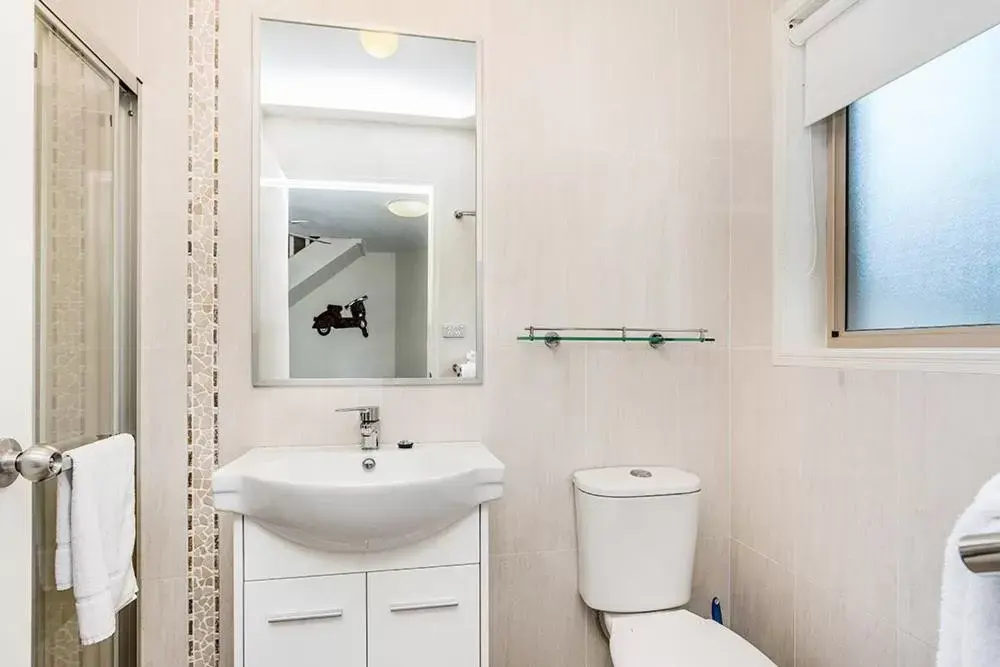 Shower, Bathroom in Byron Central Apartments