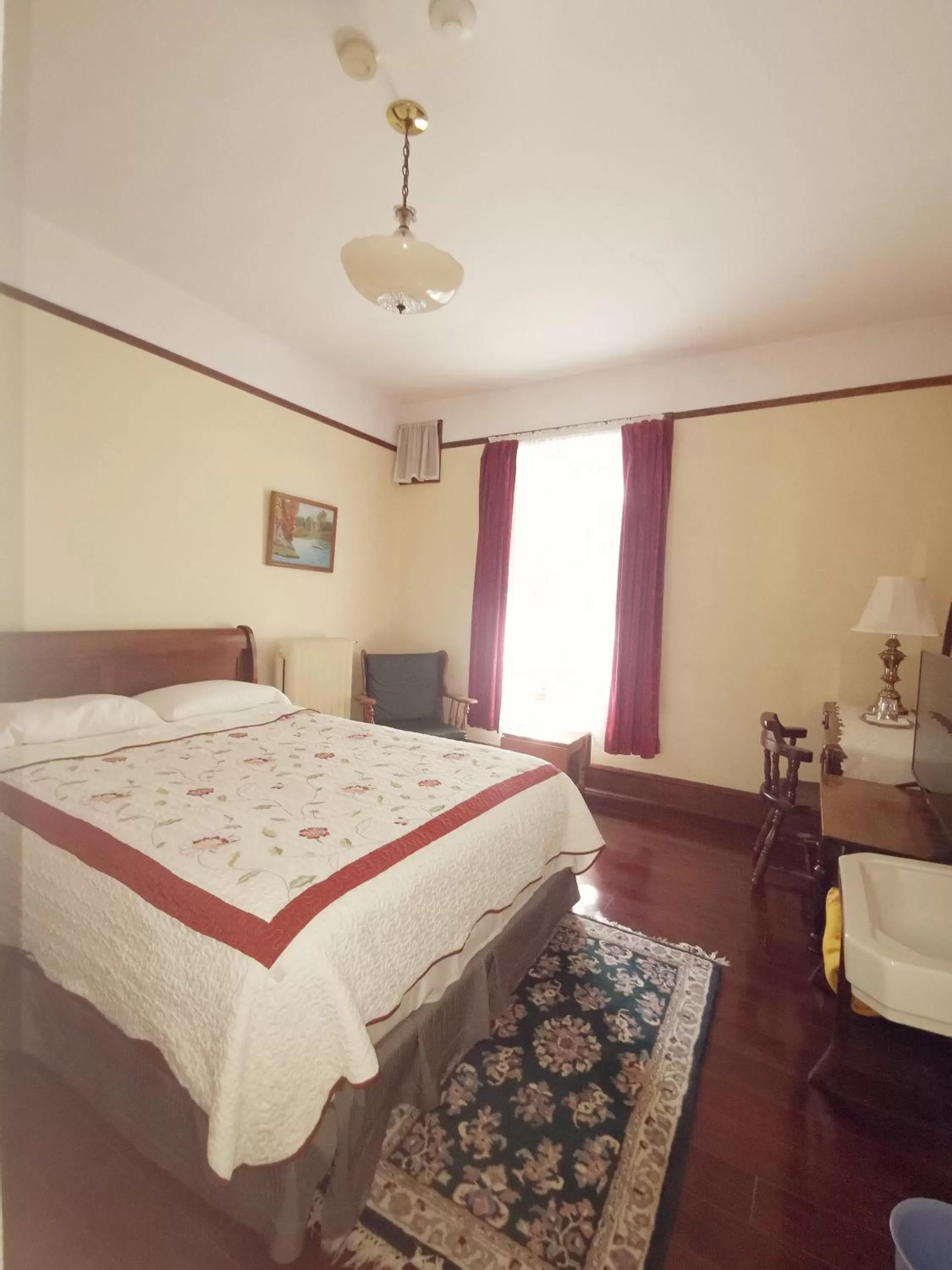 Bedroom, Bed in Royal Hotel