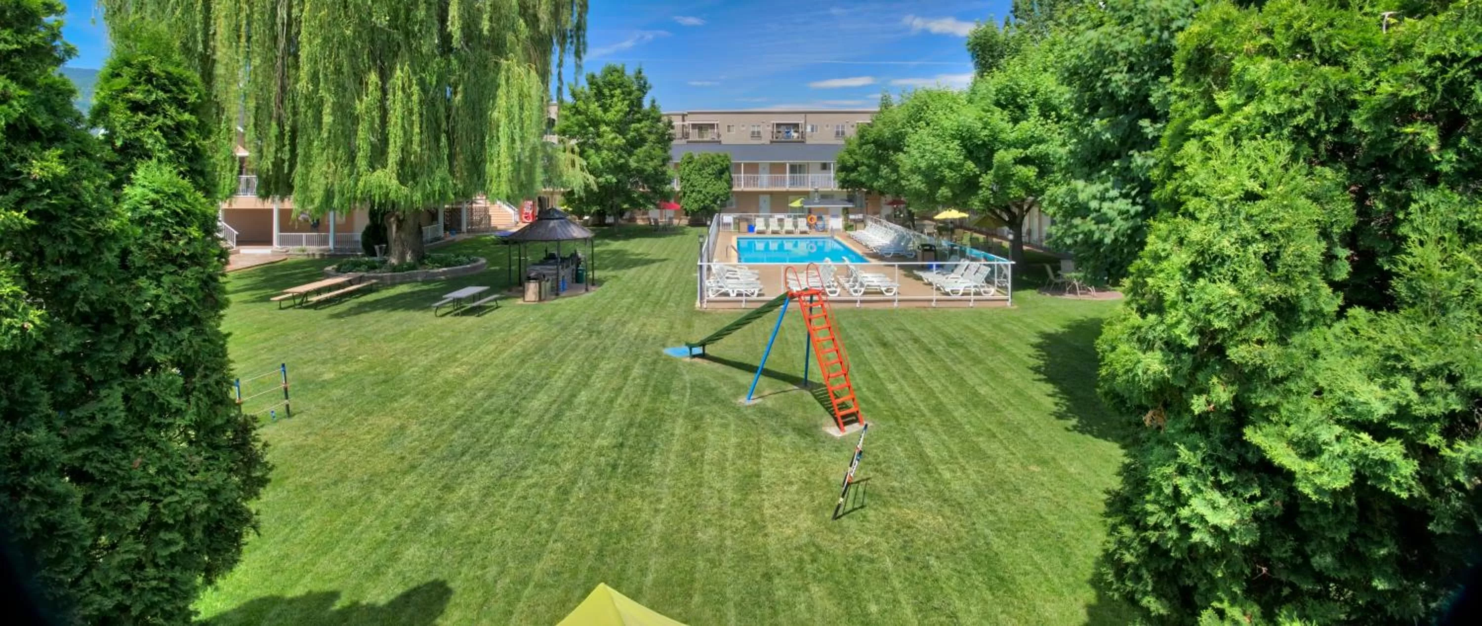 Swimming pool in Best Western Inn at Penticton
