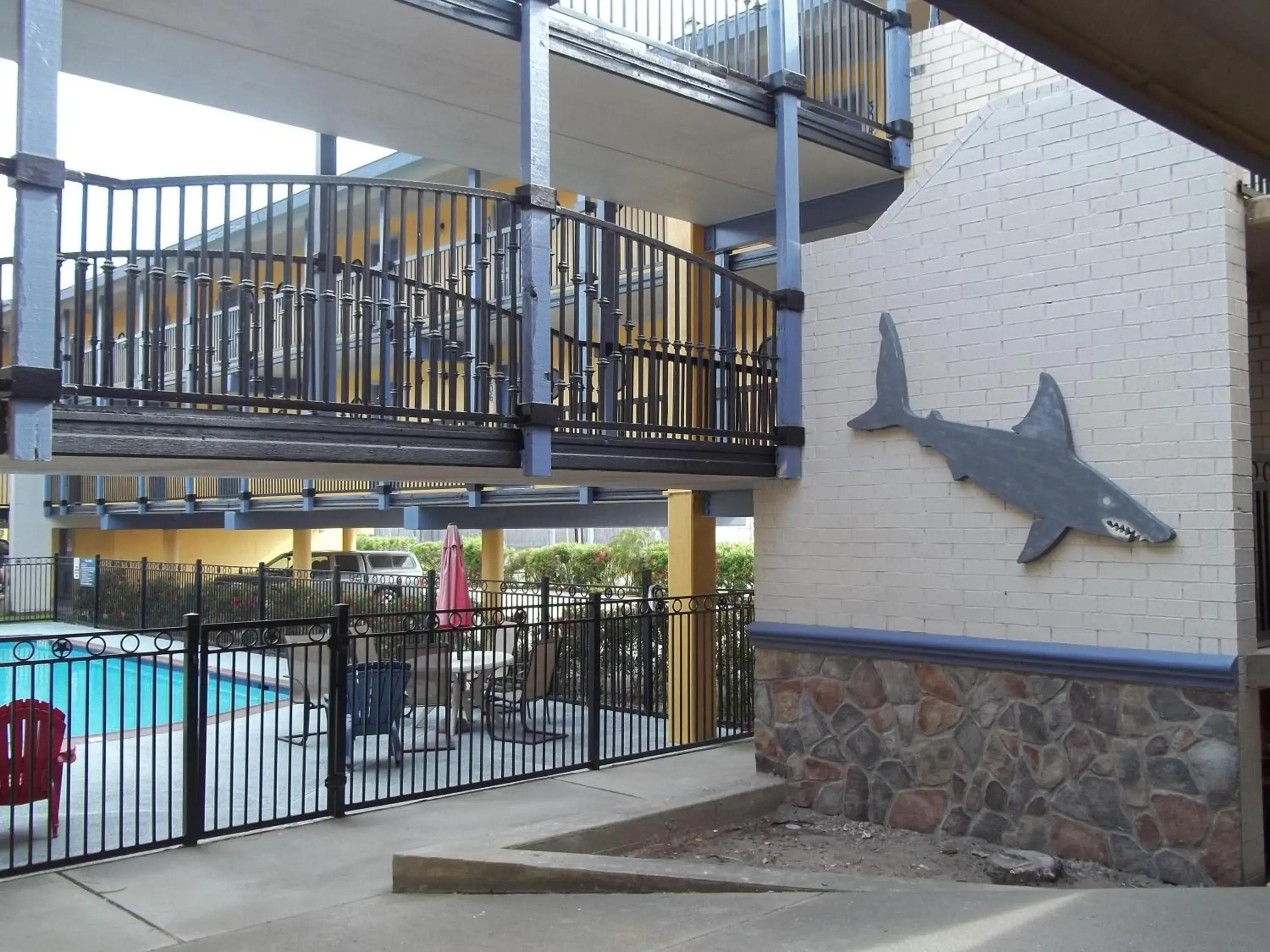 Facade/entrance, Pool View in Scottish Inns Galveston