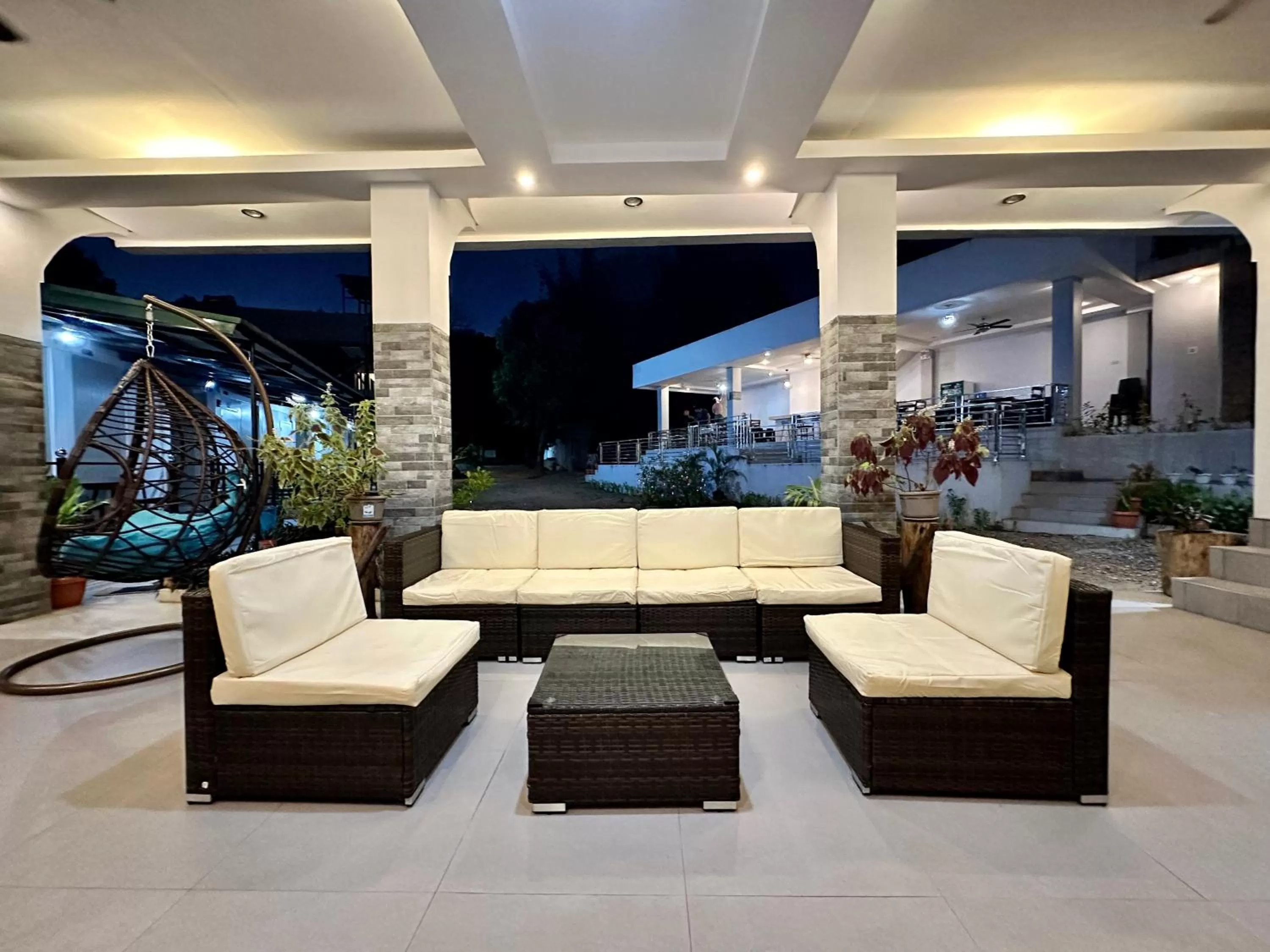 Communal lounge/ TV room in Harbour Bliss Hotel