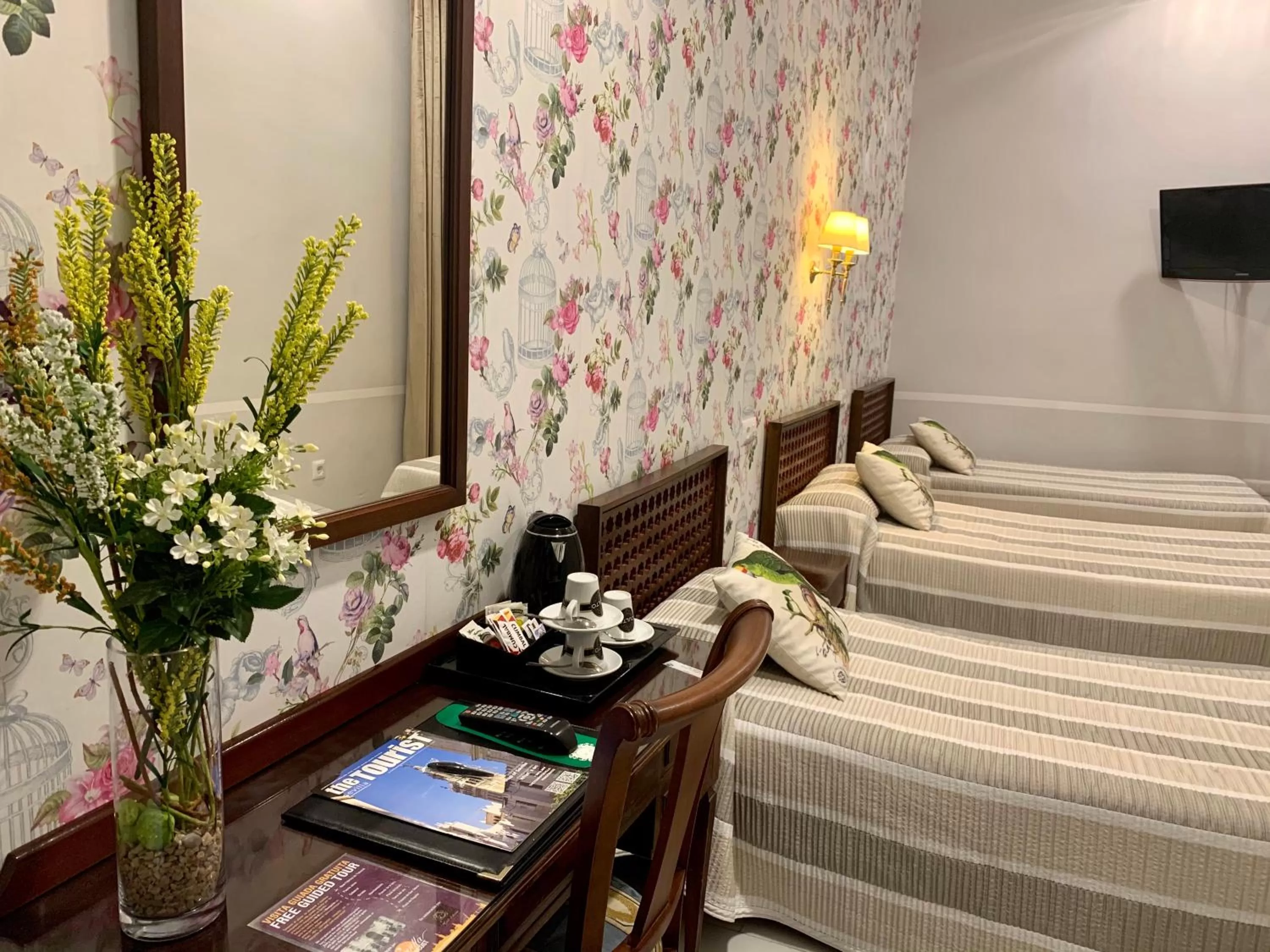 Food and drinks, Bed in Hotel Europa Boutique Sevilla