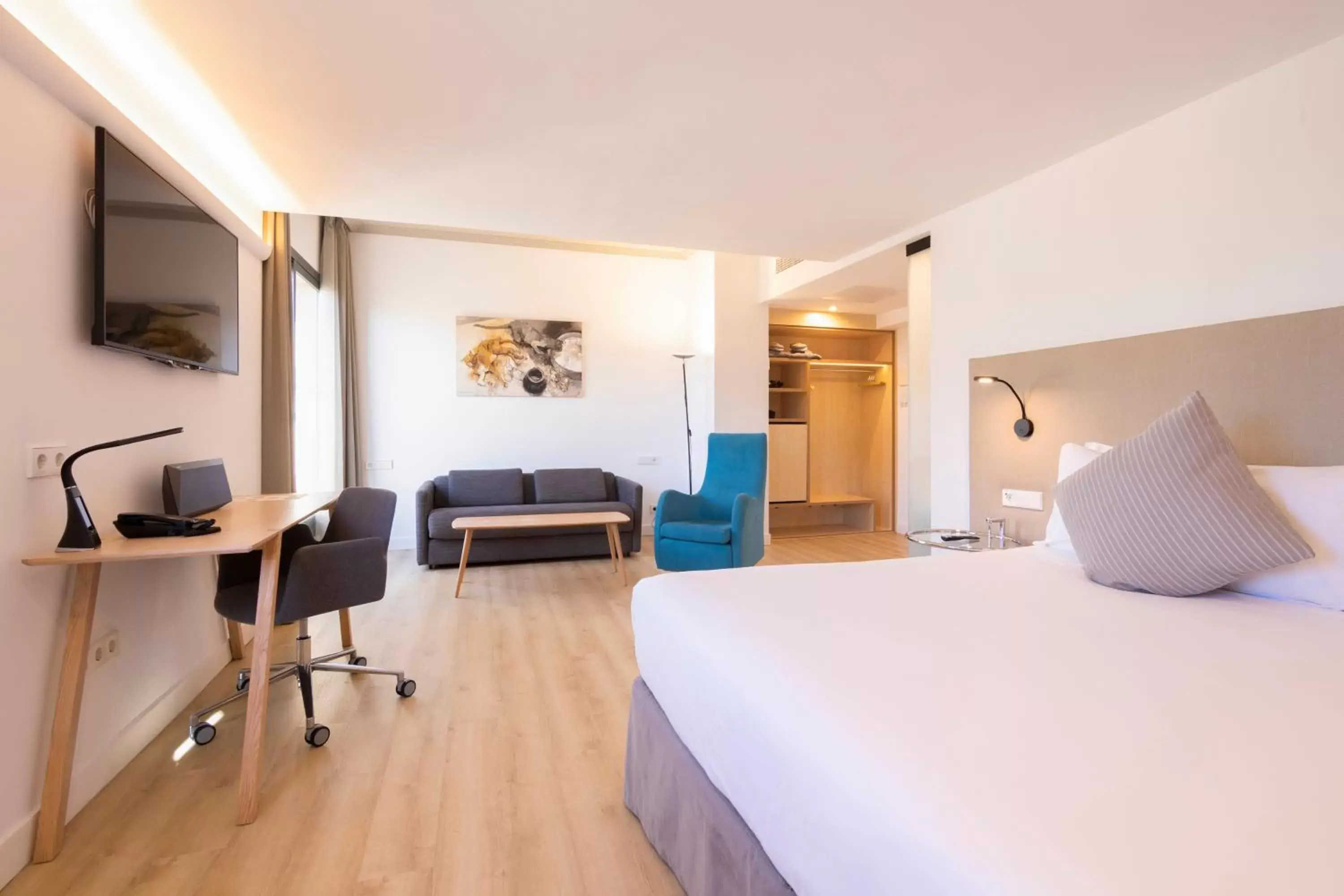 Photo of the whole room in INNSiDE by Meliá Palma Center