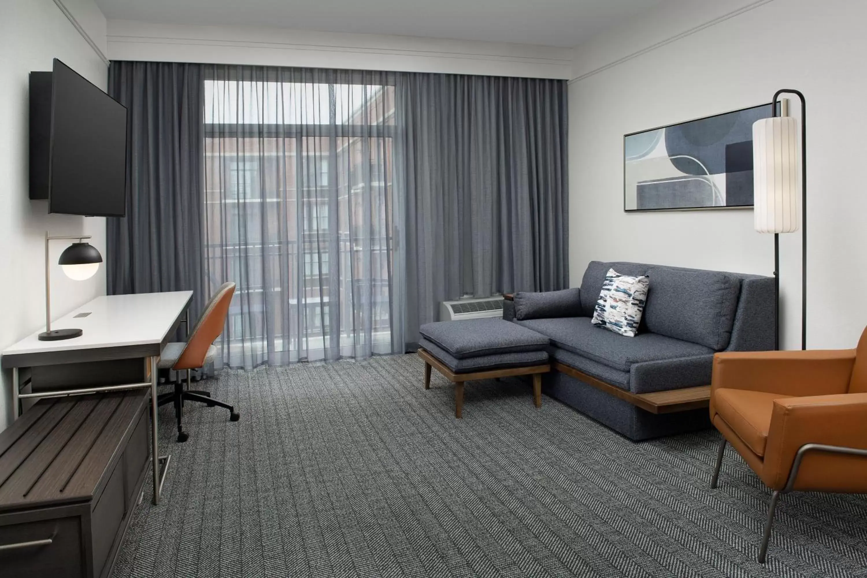 Photo of the whole room, Seating Area in Courtyard by Marriott Savannah Downtown - Historic District