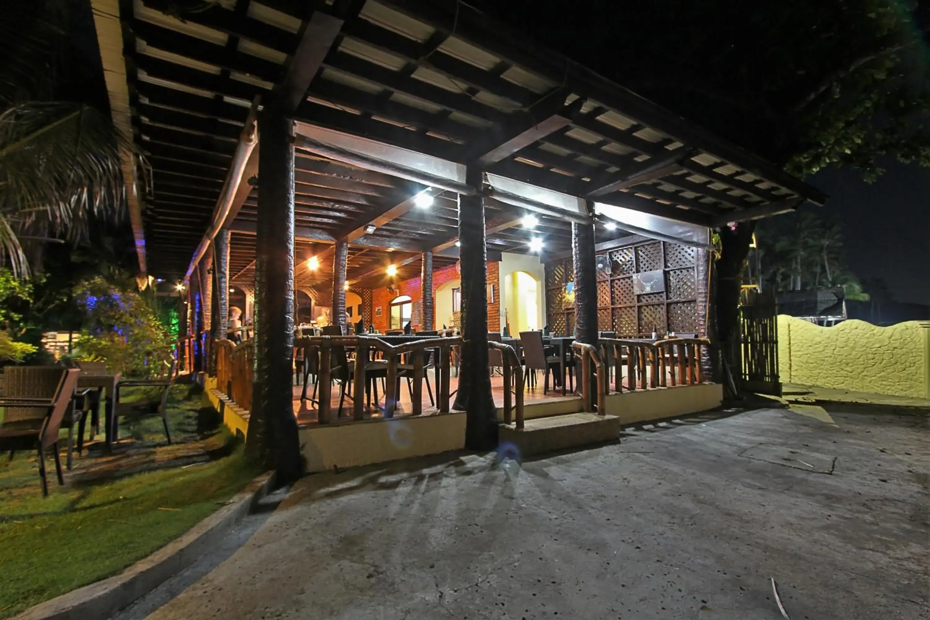 Restaurant/places to eat in Thalatta Resort