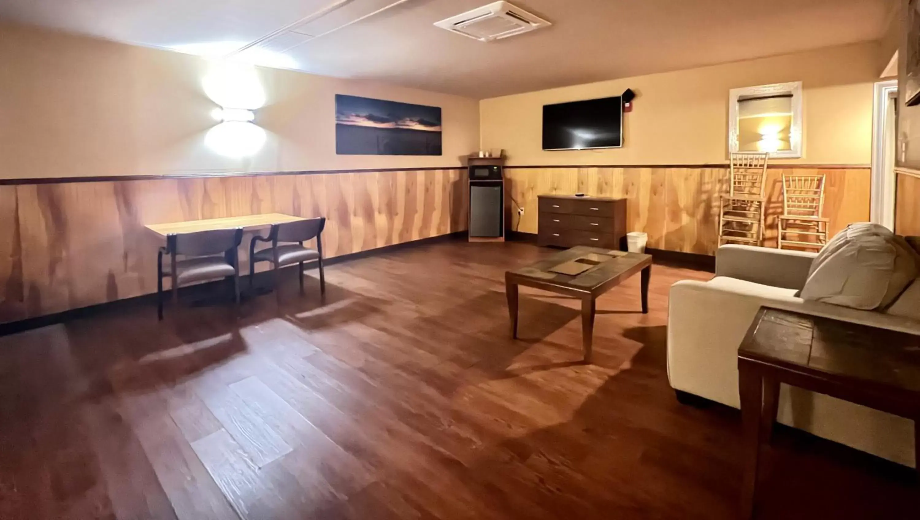 Photo of the whole room in Magnuson Grand Harrisburg Photo of the whole room in Magnuson Grand Harrisburg