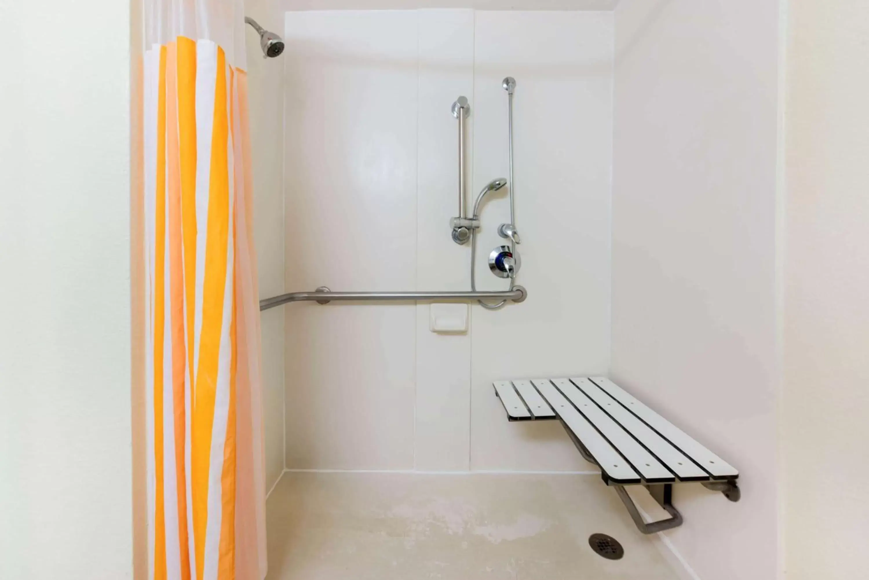 Shower, Bathroom in La Quinta by Wyndham Ft Lauderdale Cypress Creek