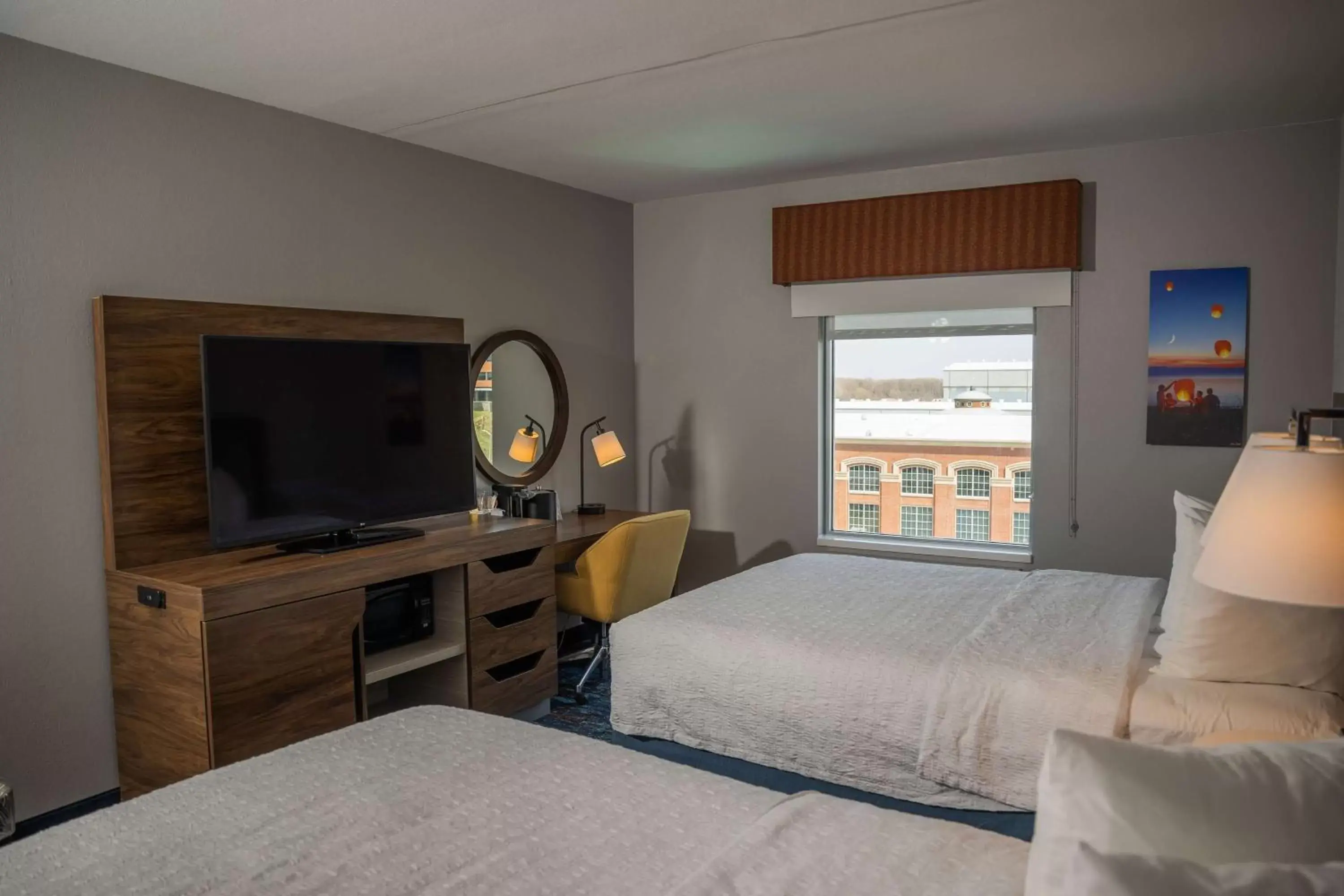 Bed, TV/Entertainment Center in Hampton Inn & Suites Erie Bayfront