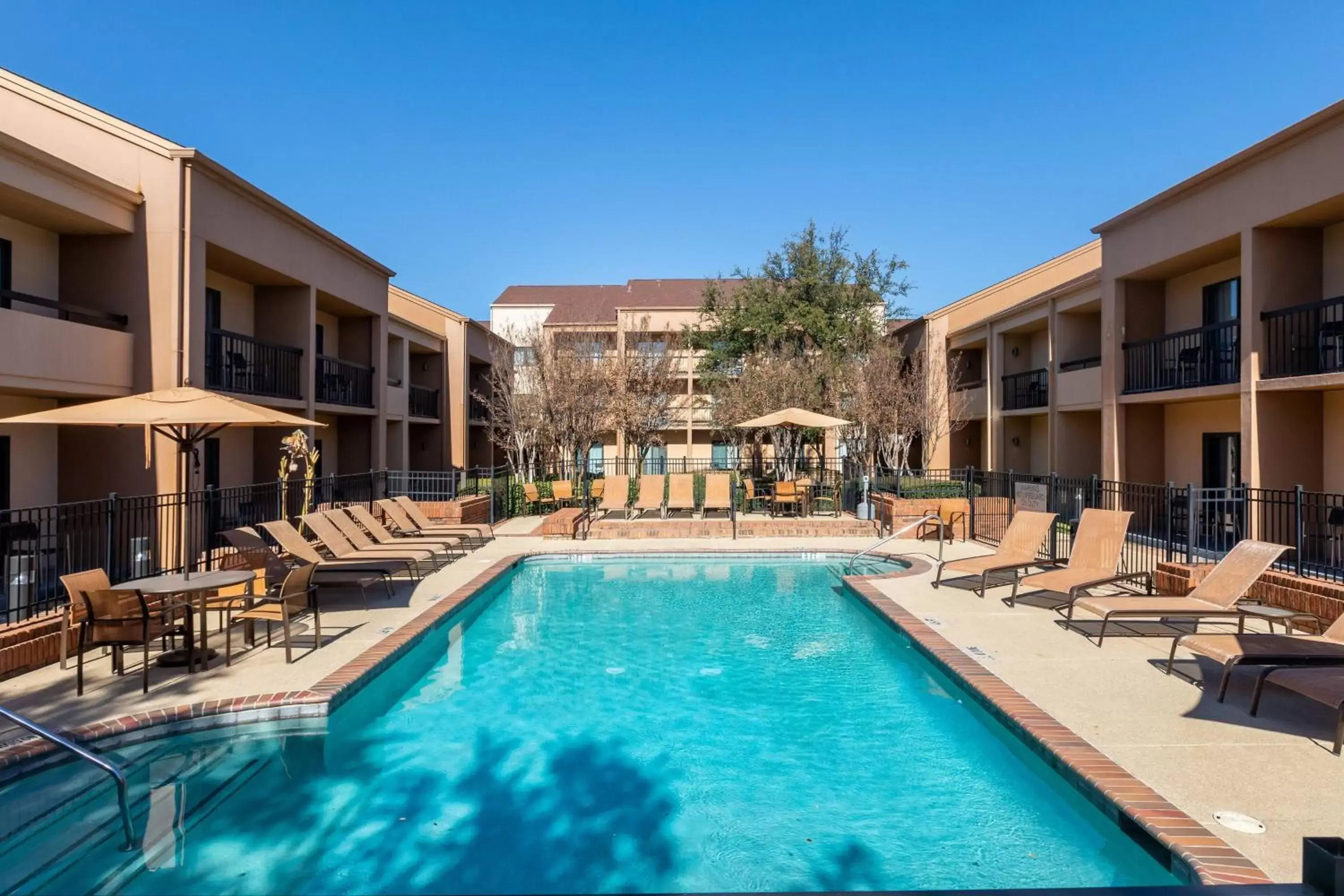 Swimming Pool in Courtyard by Marriott Dallas-Fort Worth/Bedford