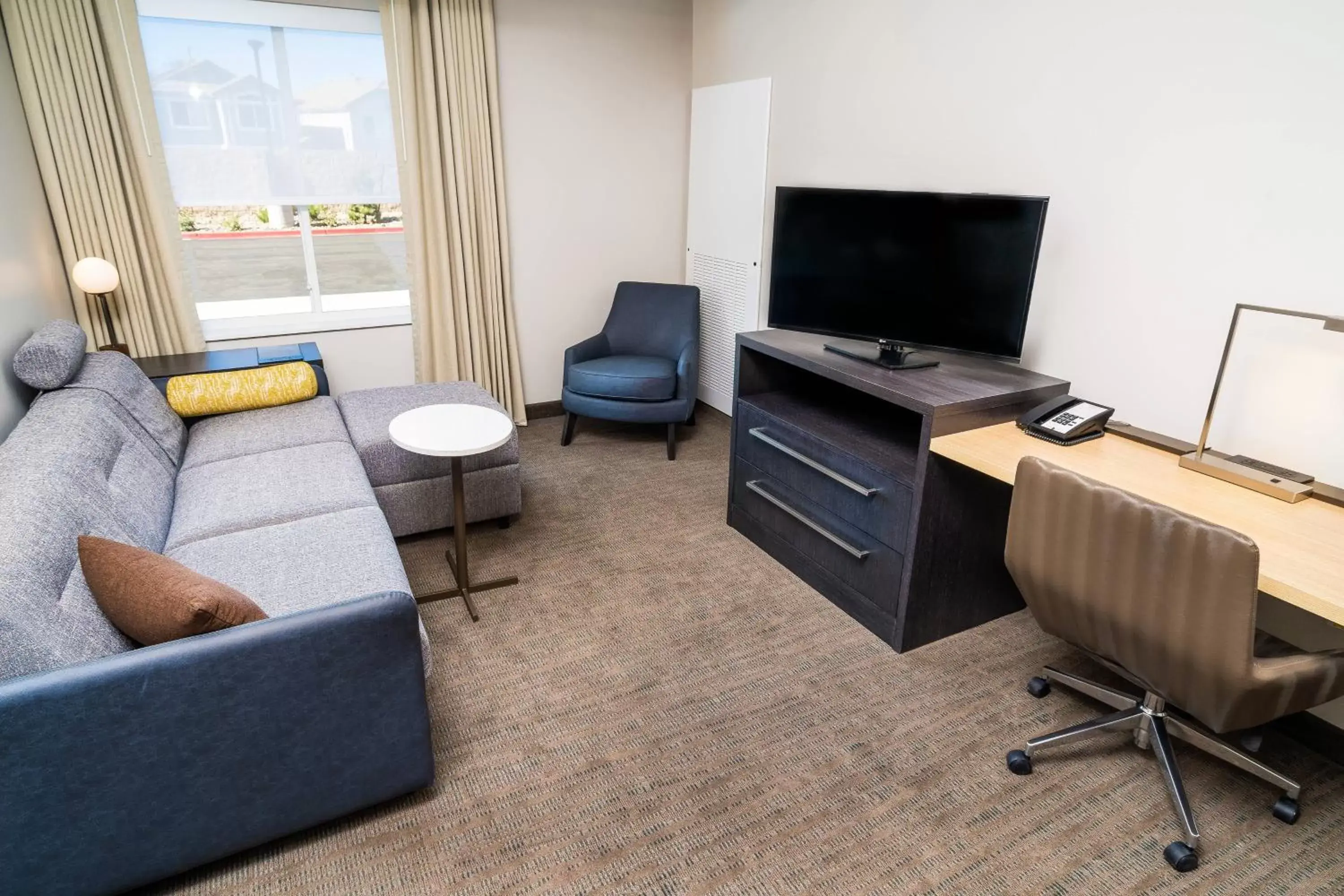 Living room, TV/Entertainment Center in Residence Inn by Marriott Reno Sparks