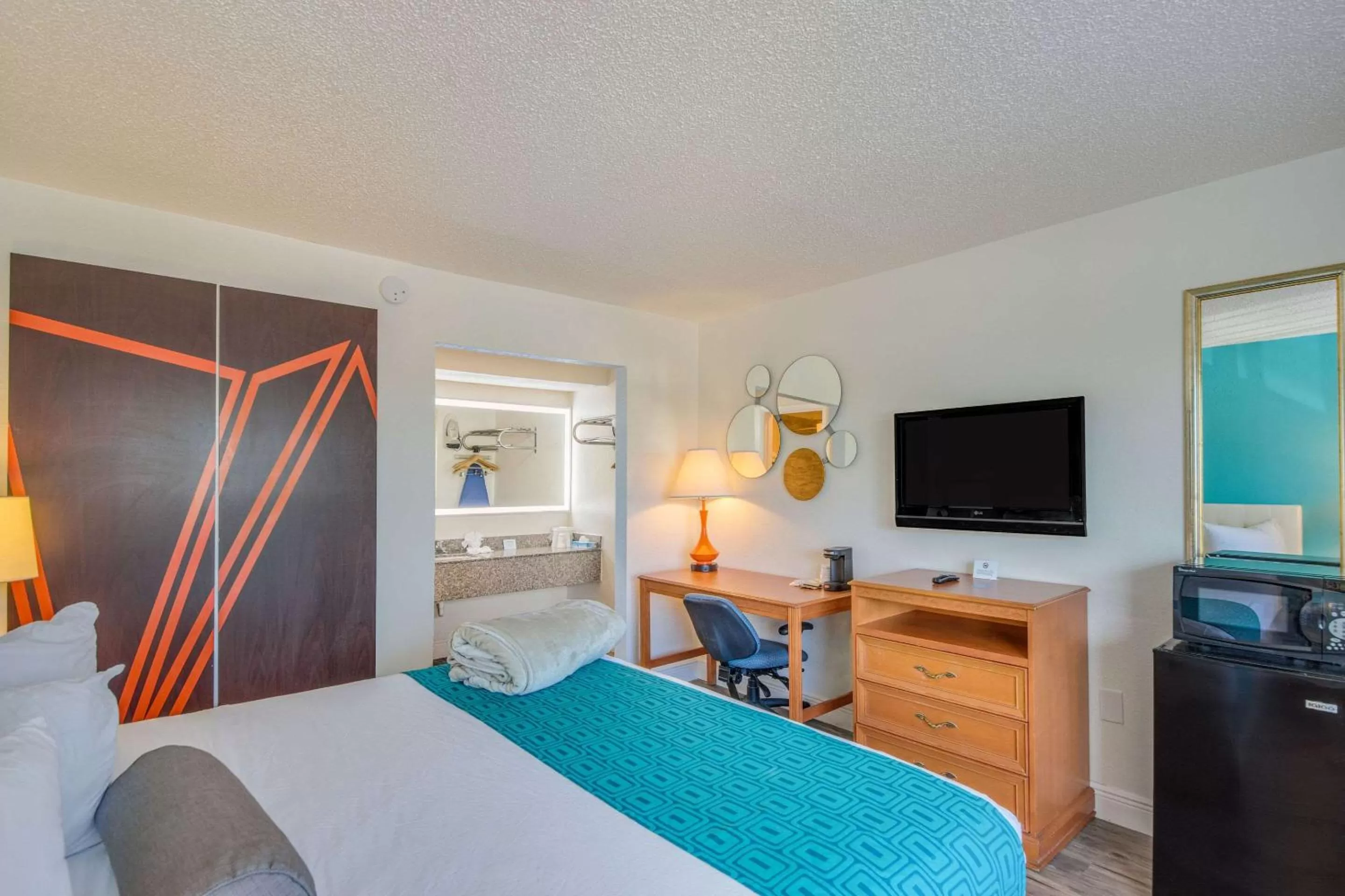 Photo of the whole room, Bed in Rodeway Inn Port Richey North