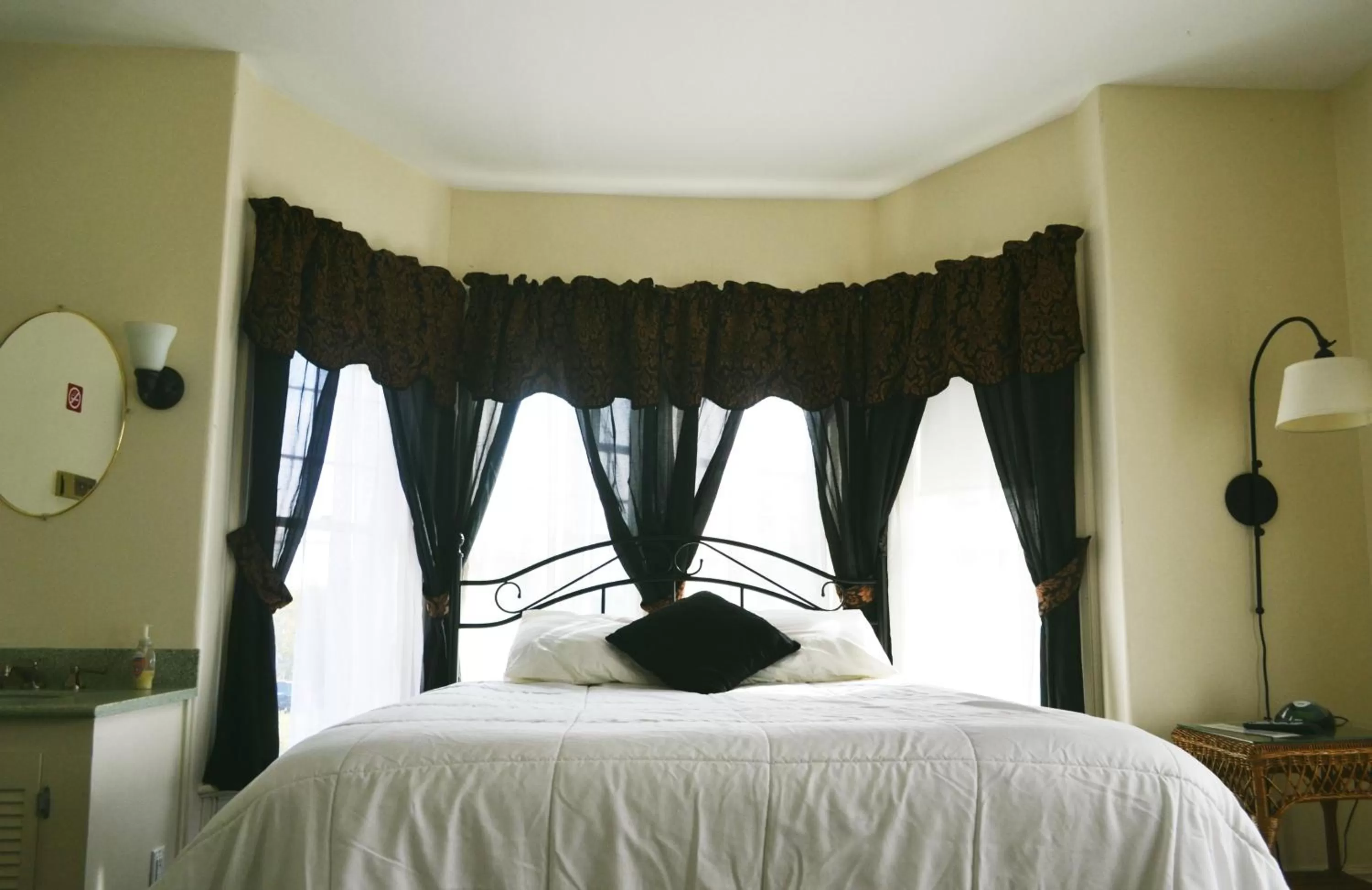 Queen Room with Shared Bathroom in The Whitetail Inn and Suites- Lincoln