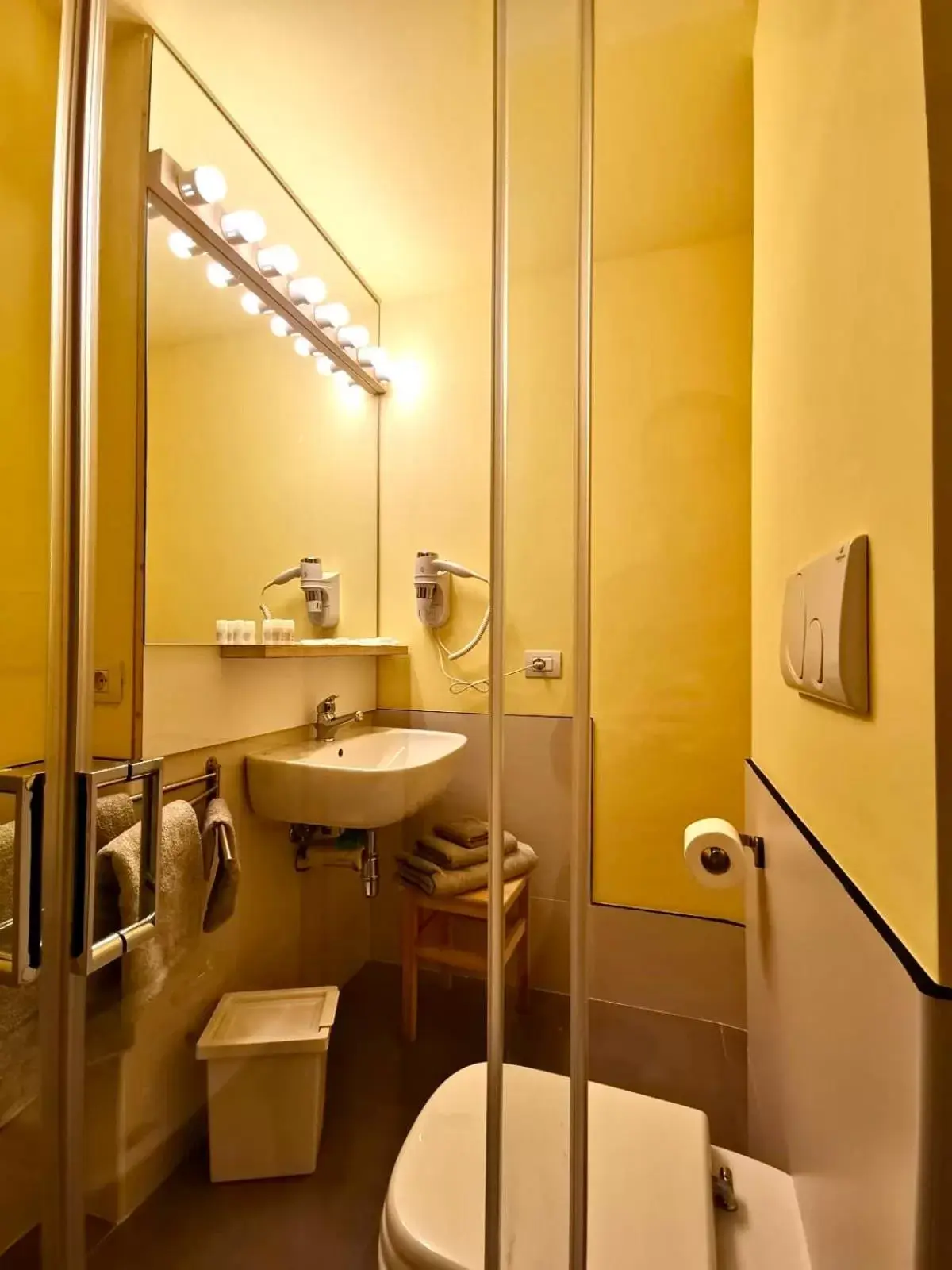 Bathroom in Red Carpet rooms