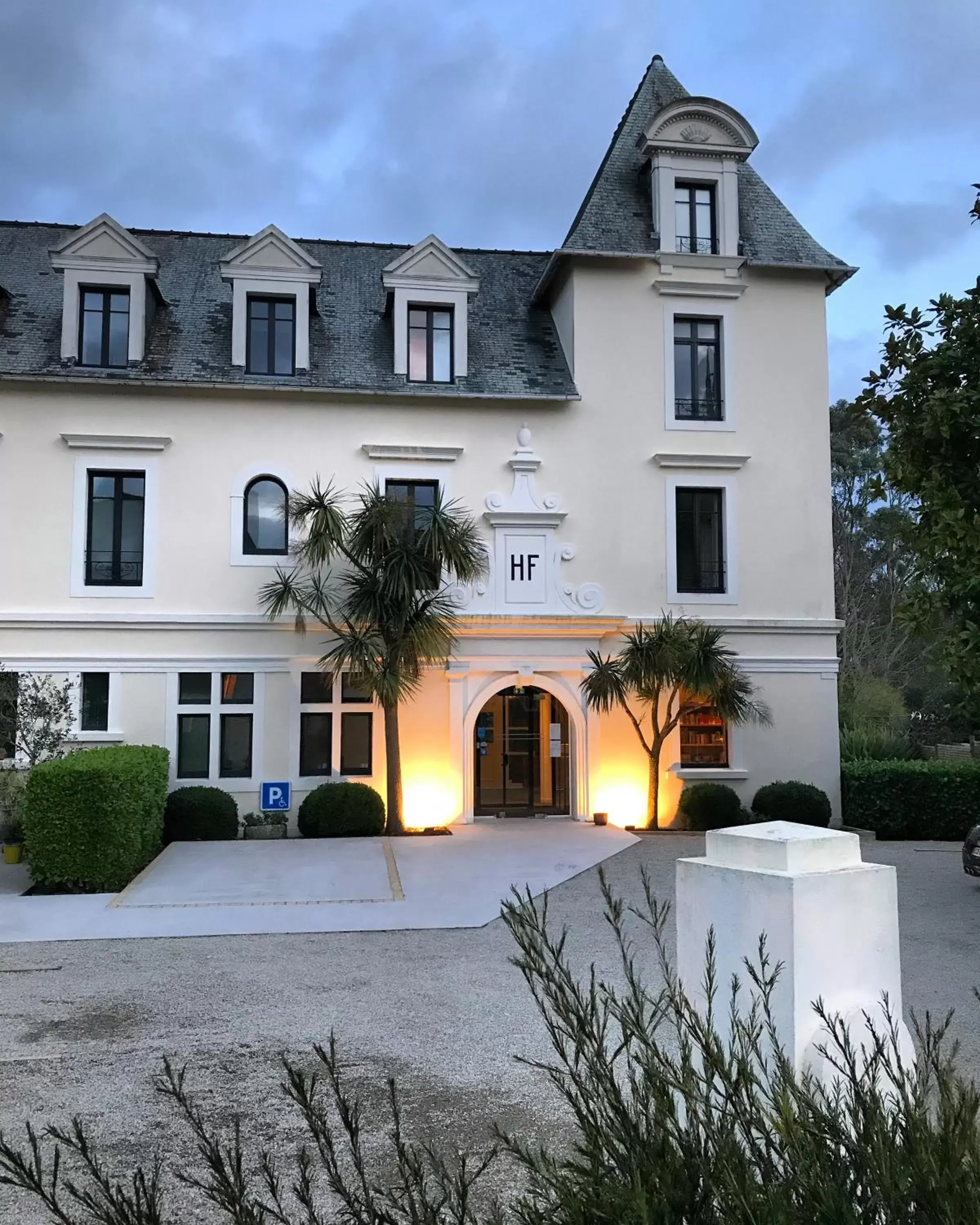 Facade/entrance, Property Building in Hotel de France