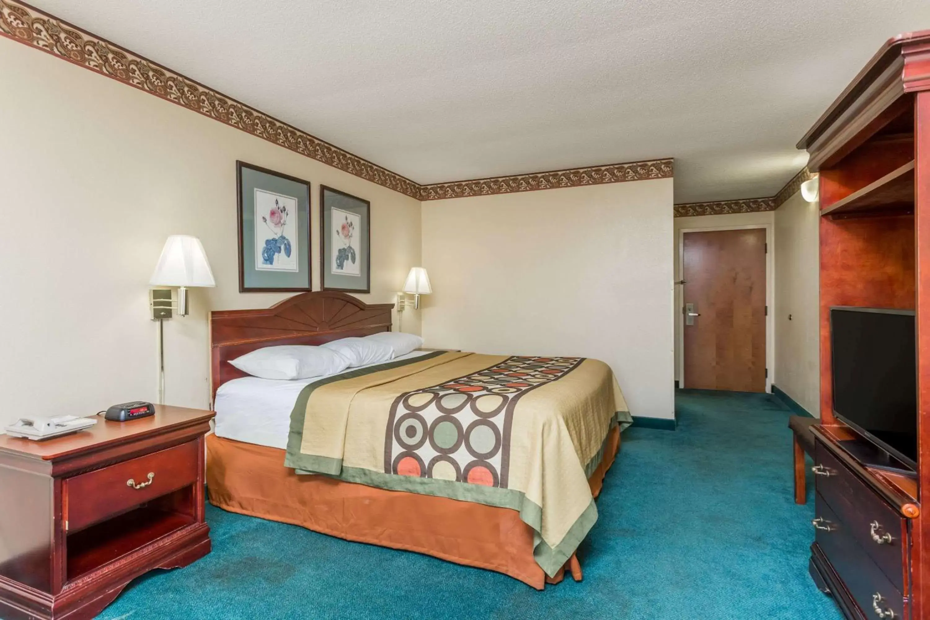 Photo of the whole room, Bed in Super 8 by Wyndham Piedmont Greenville Area