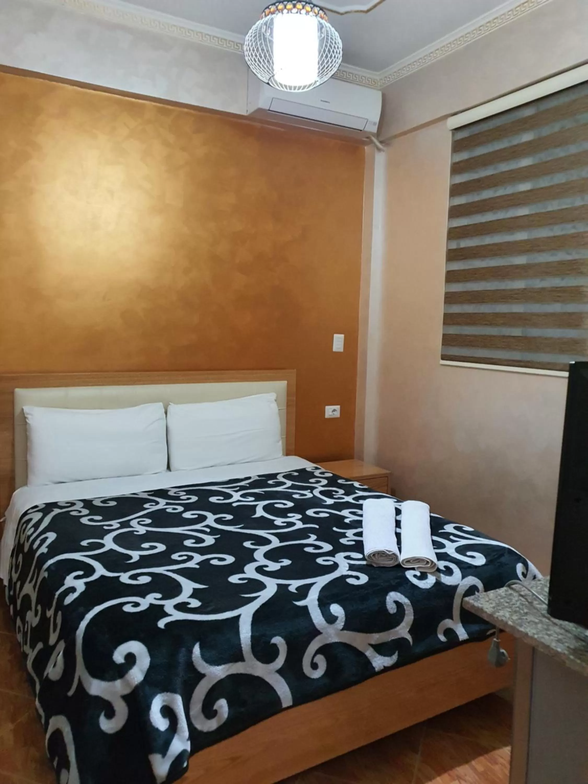 Bed in Kompleksi GJONI