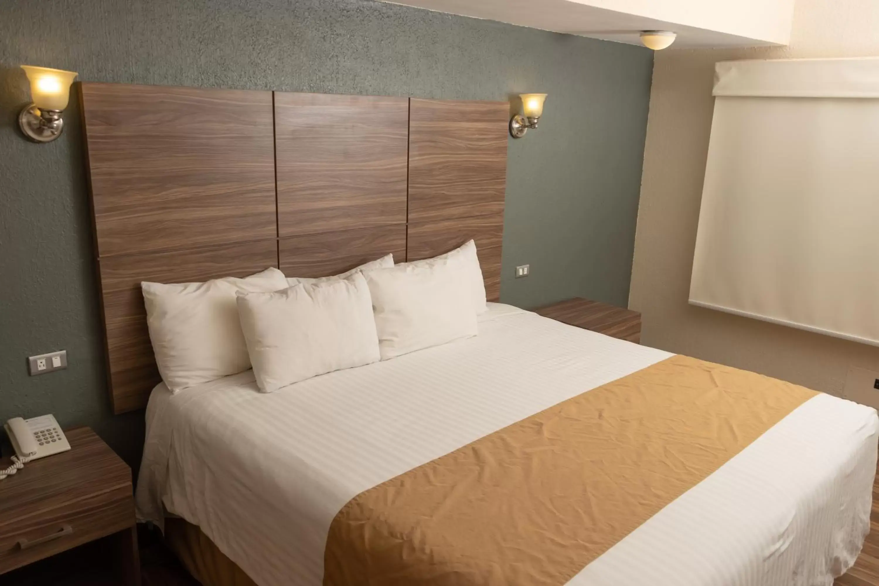 Bedroom, Bed in Best Western Cumbres Inn Cd. Cuauhtemoc