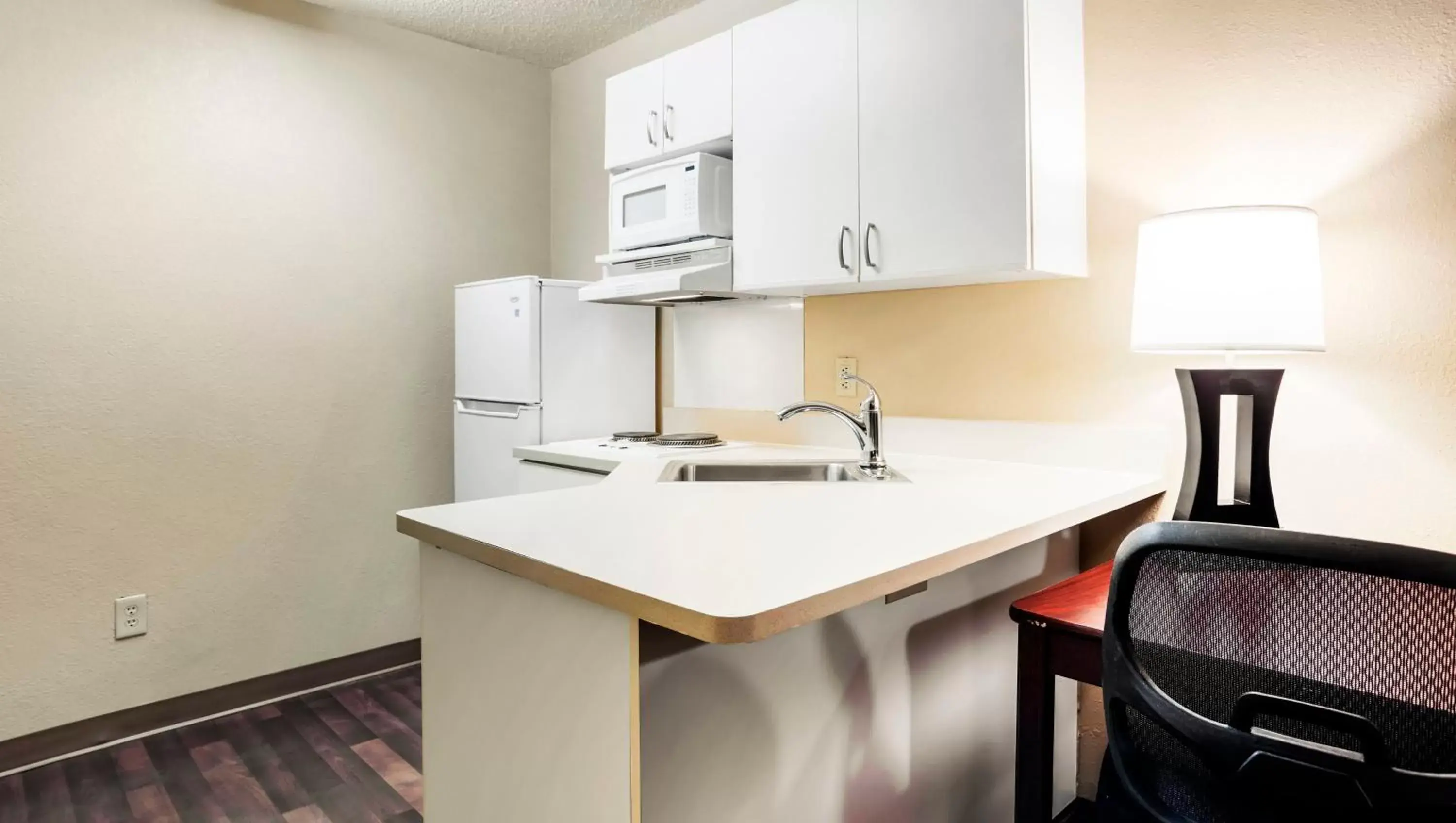 Kitchen or kitchenette, Kitchen/Kitchenette in Home 1 Suites Extended Stay