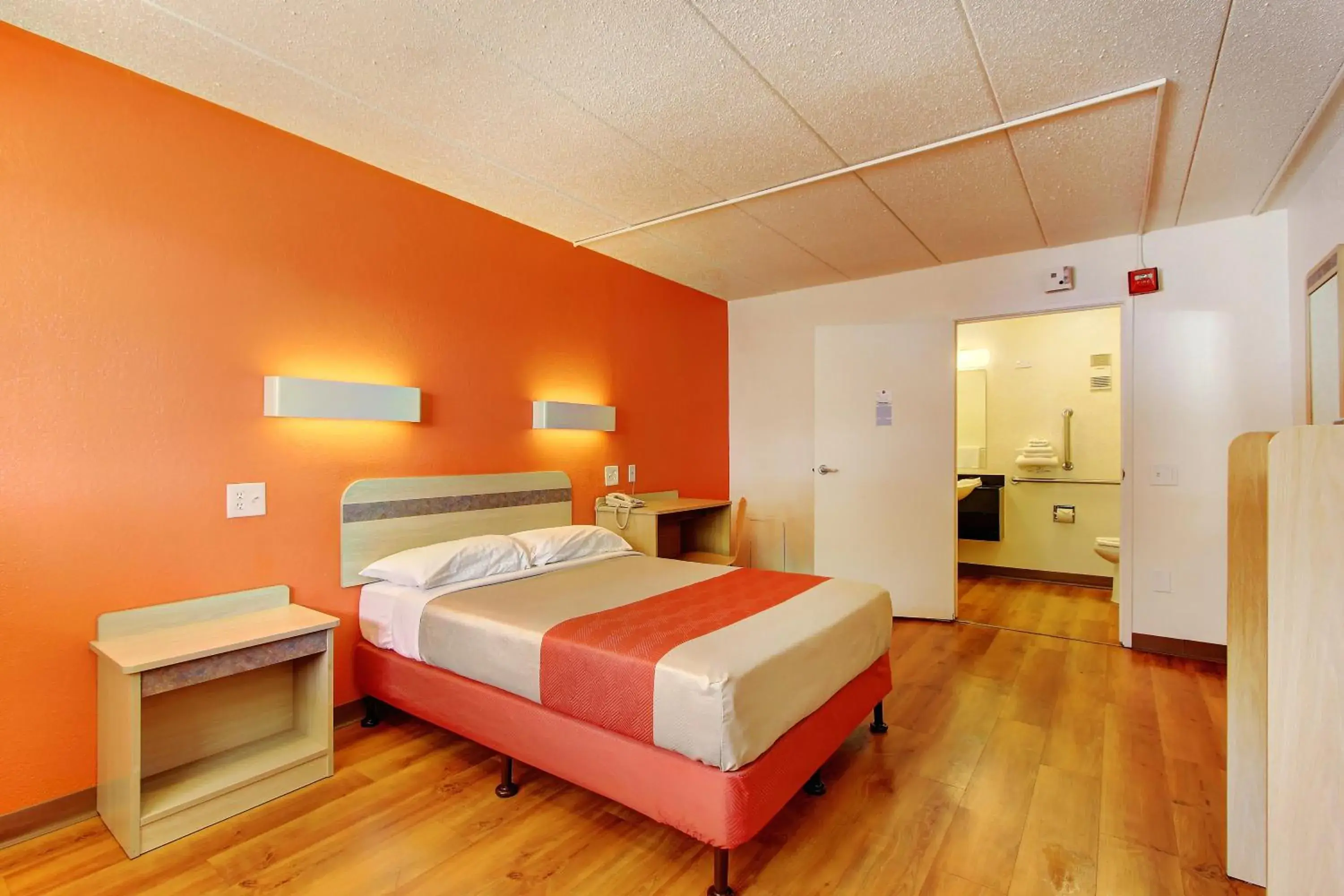 Bedroom, Bed in Motel 6-York, PA