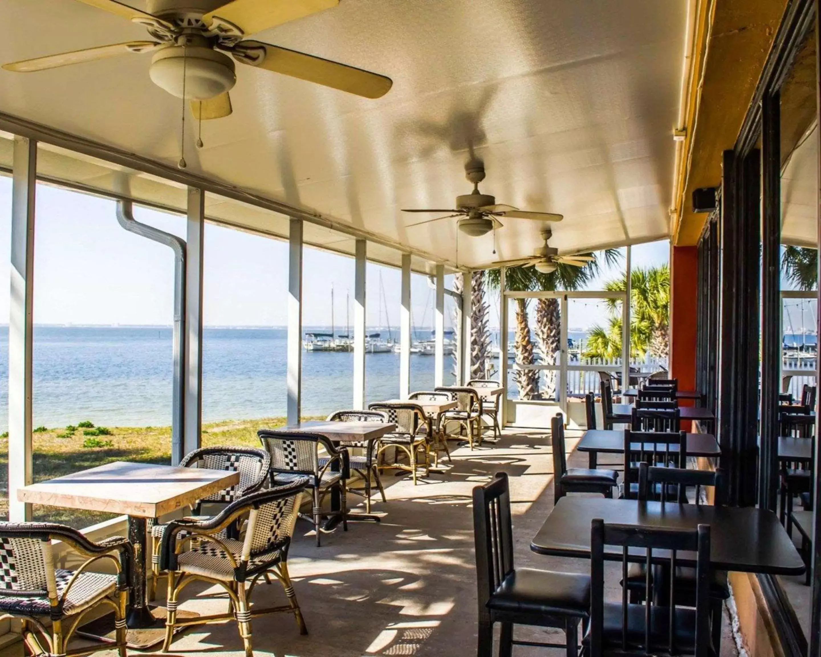 Restaurant/Places to Eat in Quality Inn & Suites on the Bay near Pensacola Beach