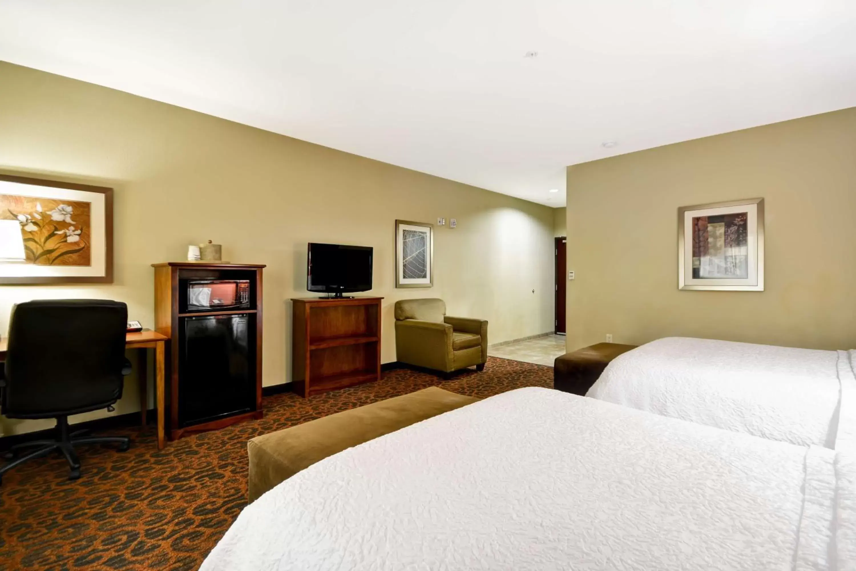 Bed, TV/Entertainment Center in Hampton Inn & Suites Brenham