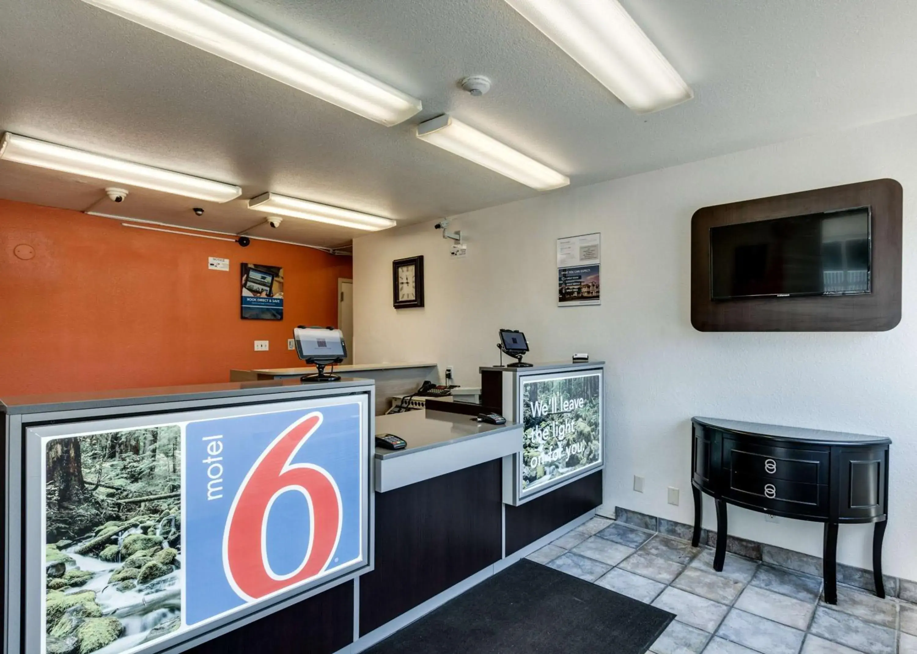 TV and multimedia in Motel 6-Spokane, WA - West
