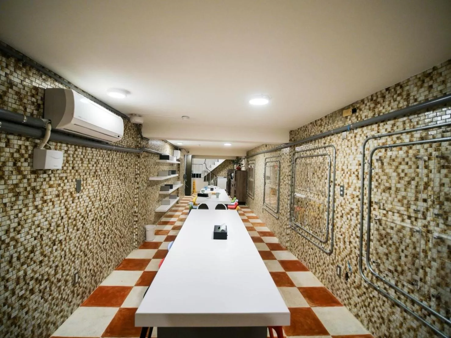 Communal lounge/ TV room in King Wow Inn