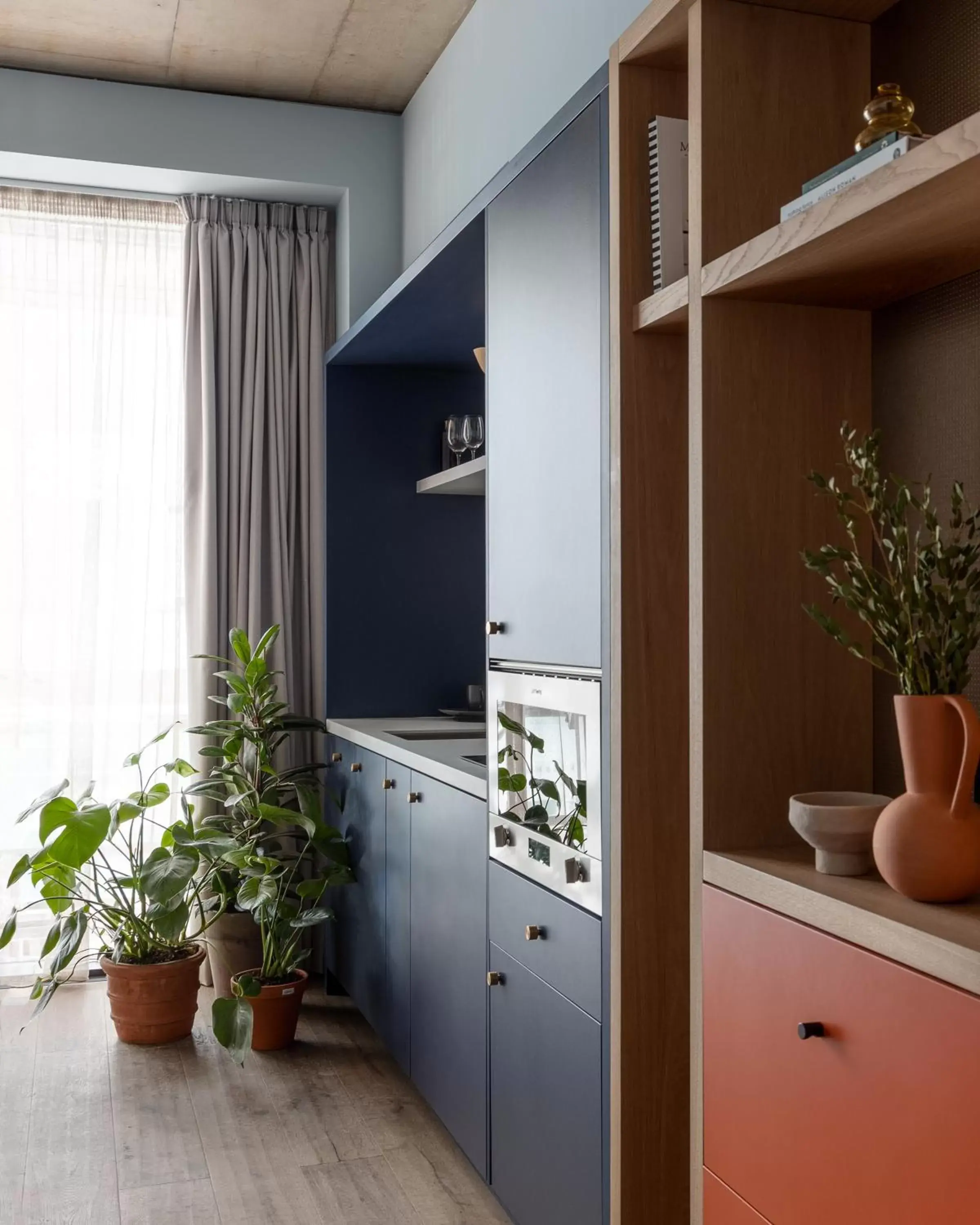 Kitchen or kitchenette, TV/Entertainment Center in Beckett Locke