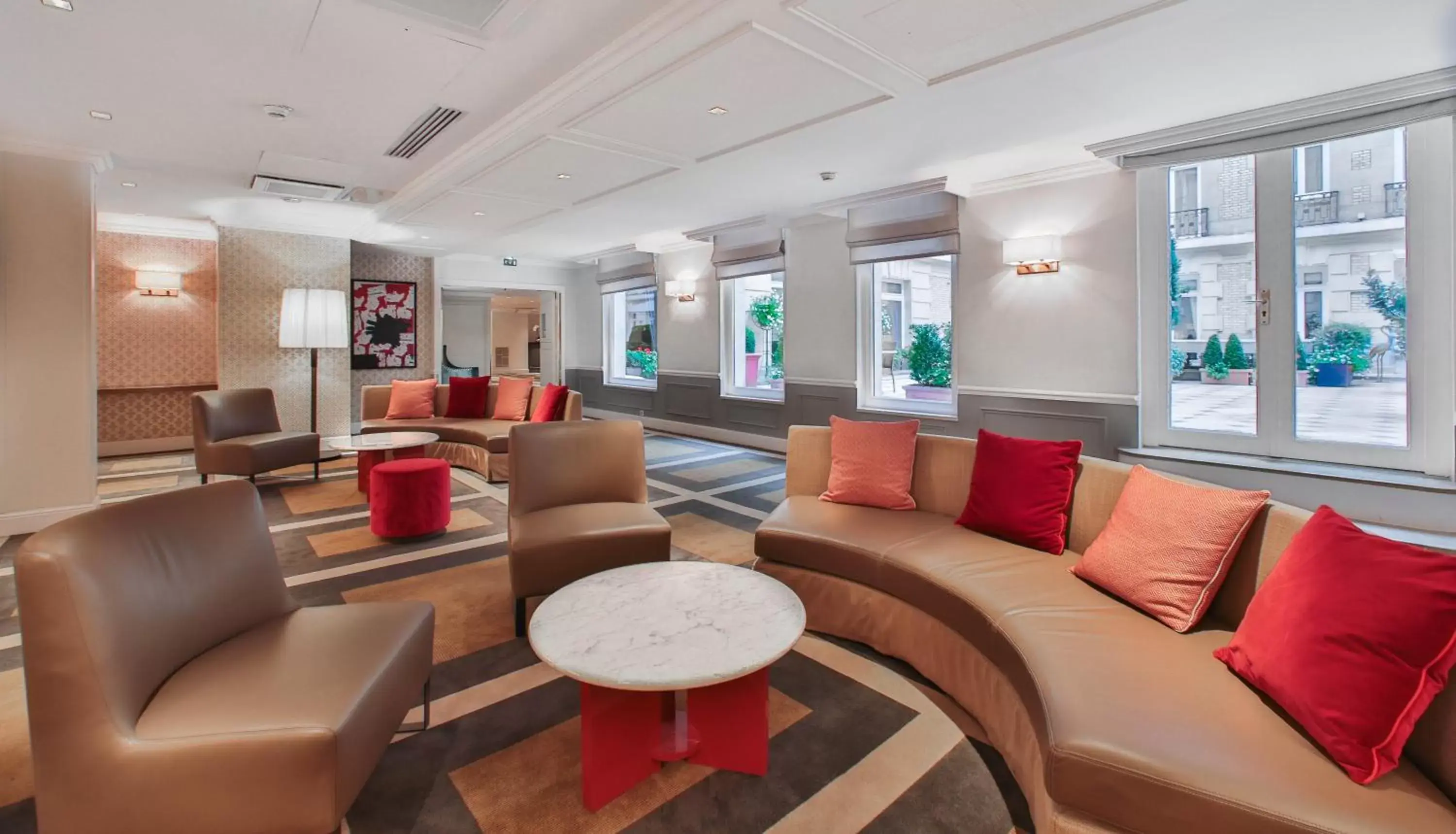 Communal lounge/ TV room, Lounge/Bar in Fraser Suites Le Claridge Champs-Elysées