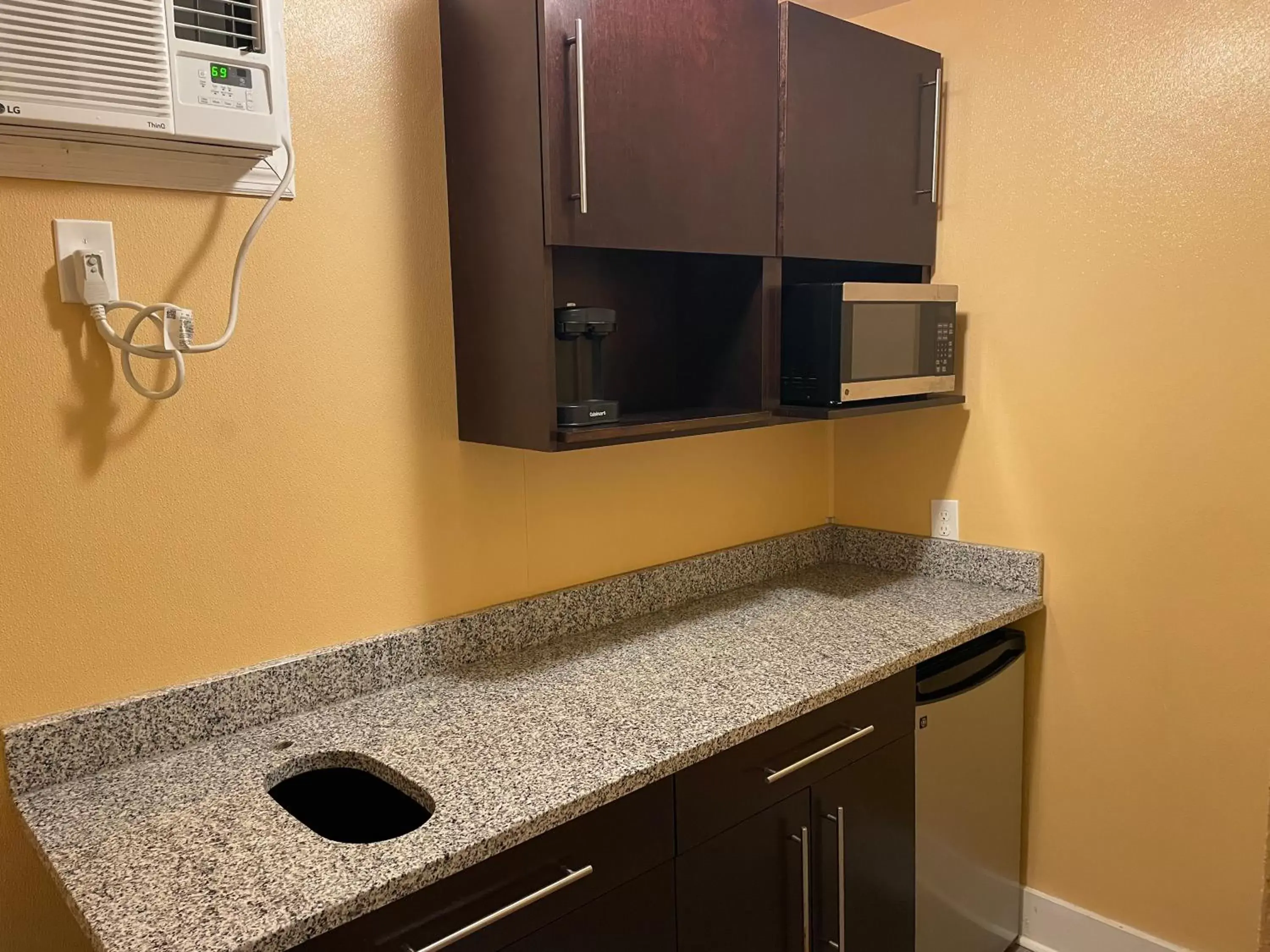 Kitchen or kitchenette, Bathroom in Sunburst Hotel