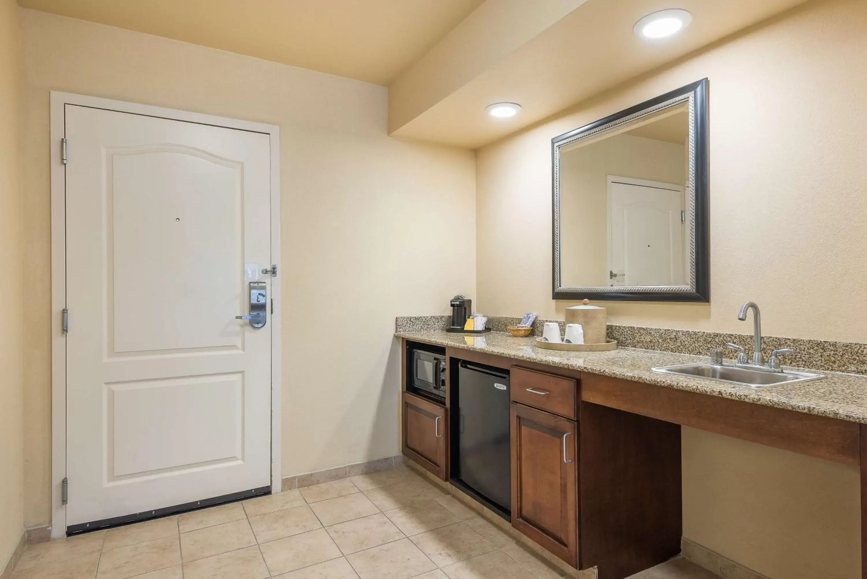 Kitchen or kitchenette, Bathroom in Hampton Inn By Hilton & Suites Florence-North/I-95