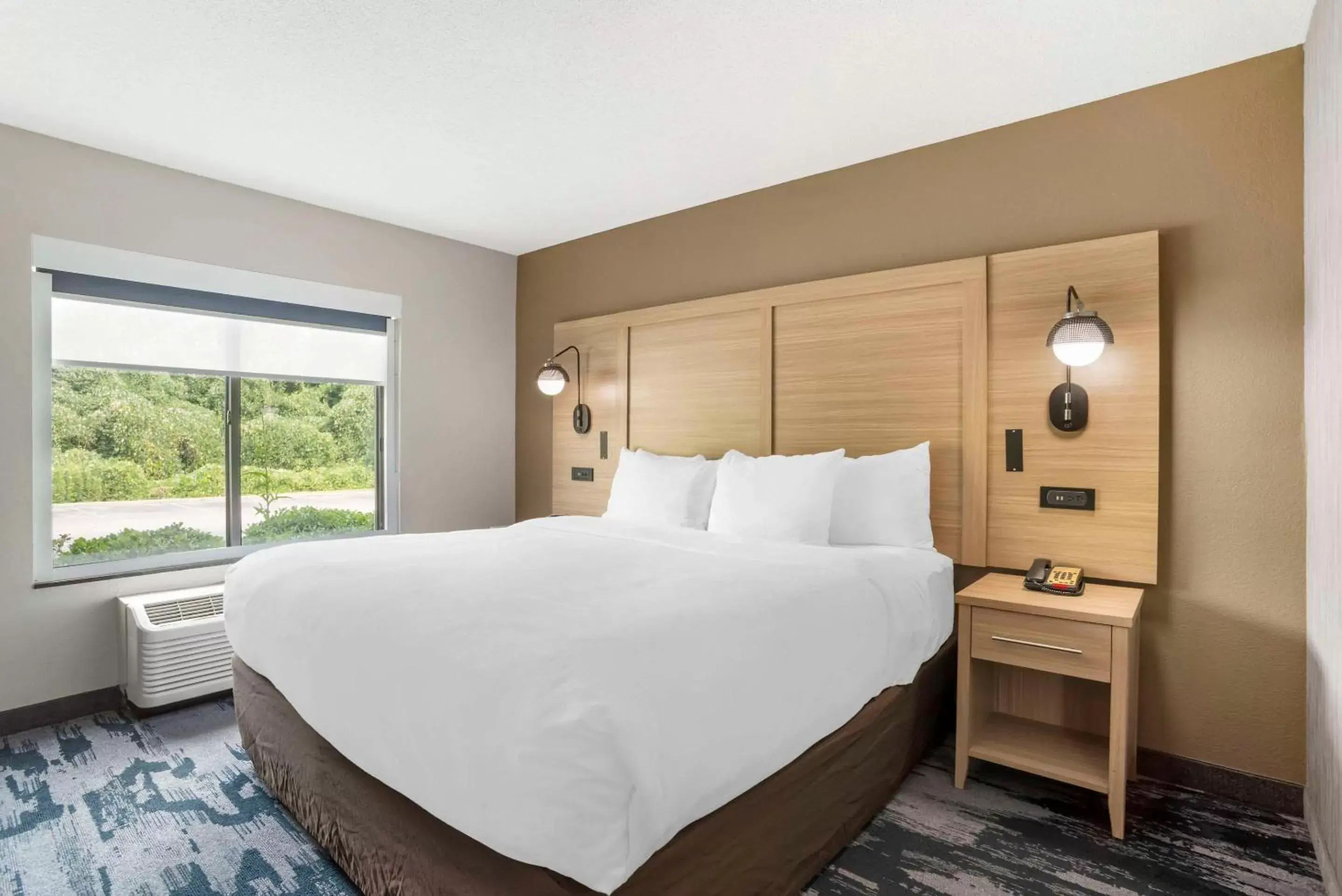 Bedroom, Bed in Comfort Suites At WestGate Mall