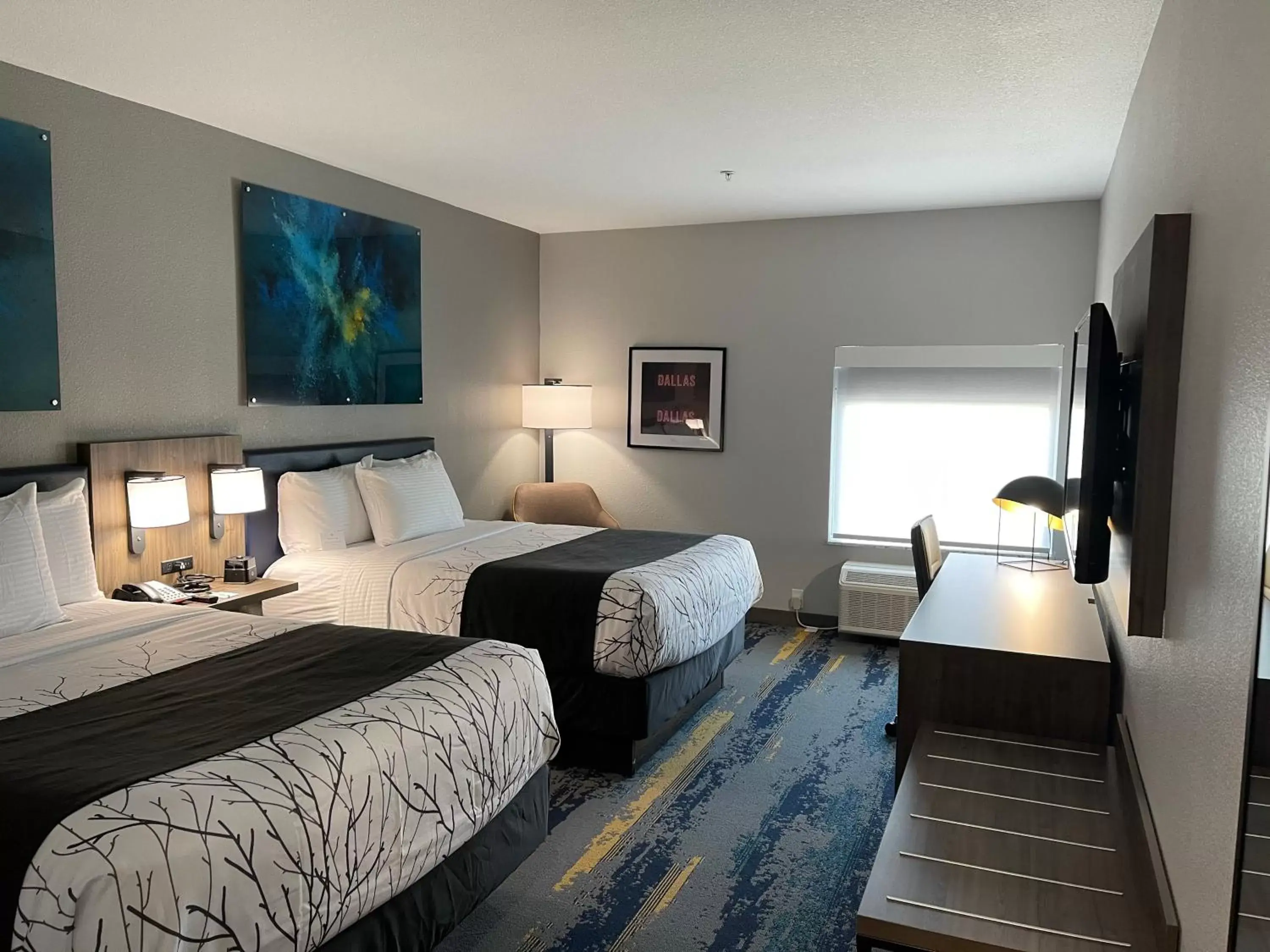 Bed in La Quinta Inn & Suites by Wyndham Dallas/Fairpark