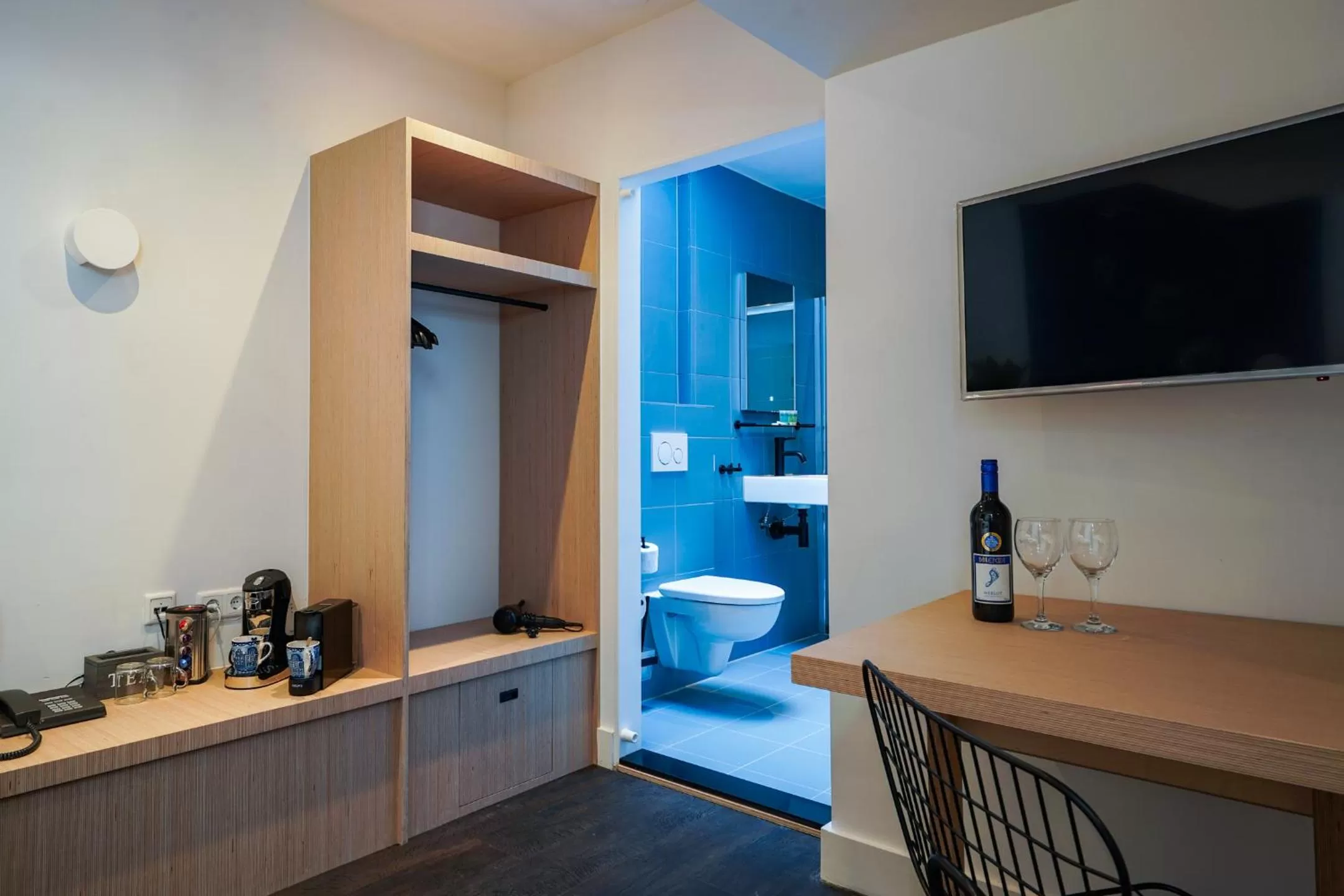 Photo of the whole room, TV/Entertainment Center in Amistad hotel