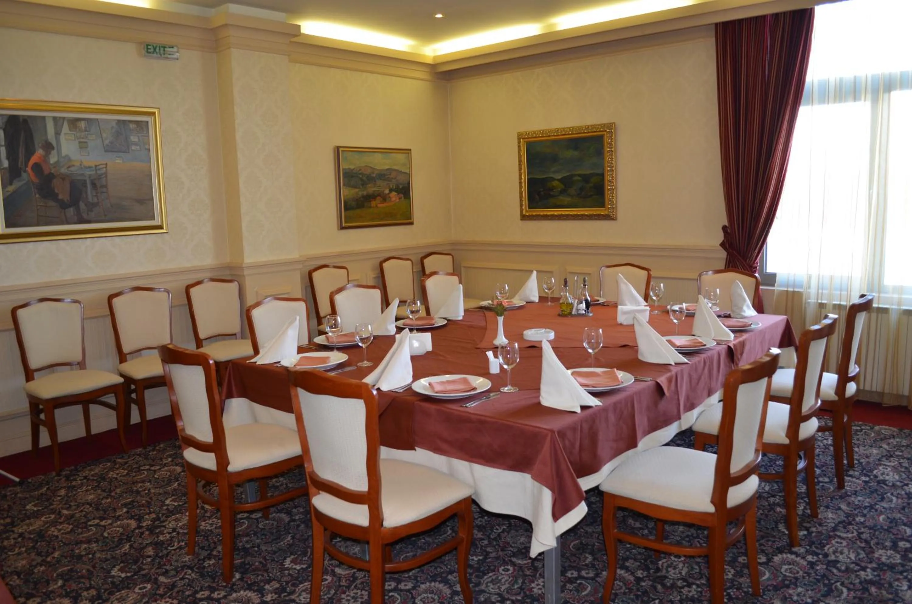 Restaurant/places to eat in Hotel Bankya Palace