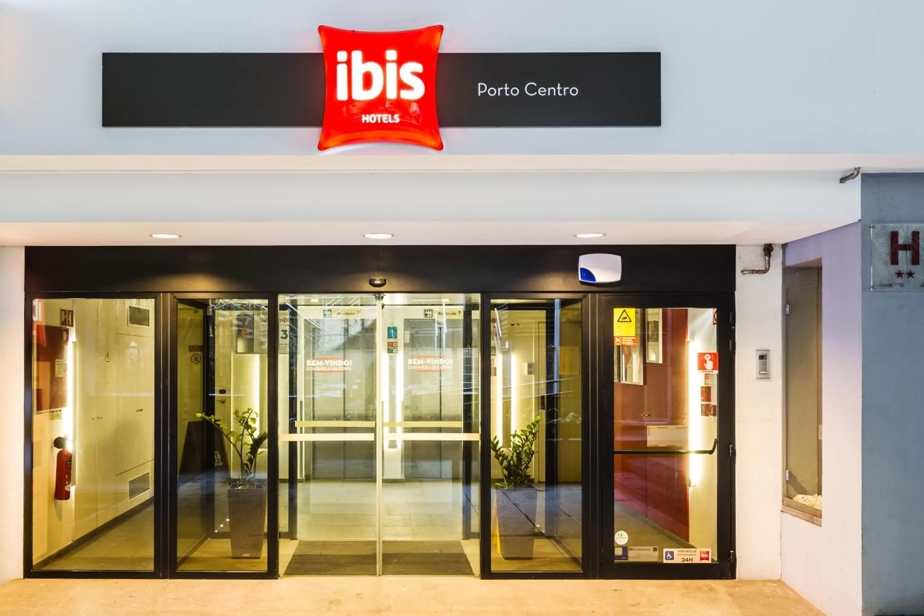 Facade/entrance in ibis Porto Centro São Bento Facade/entrance in ibis Porto Centro São Bento