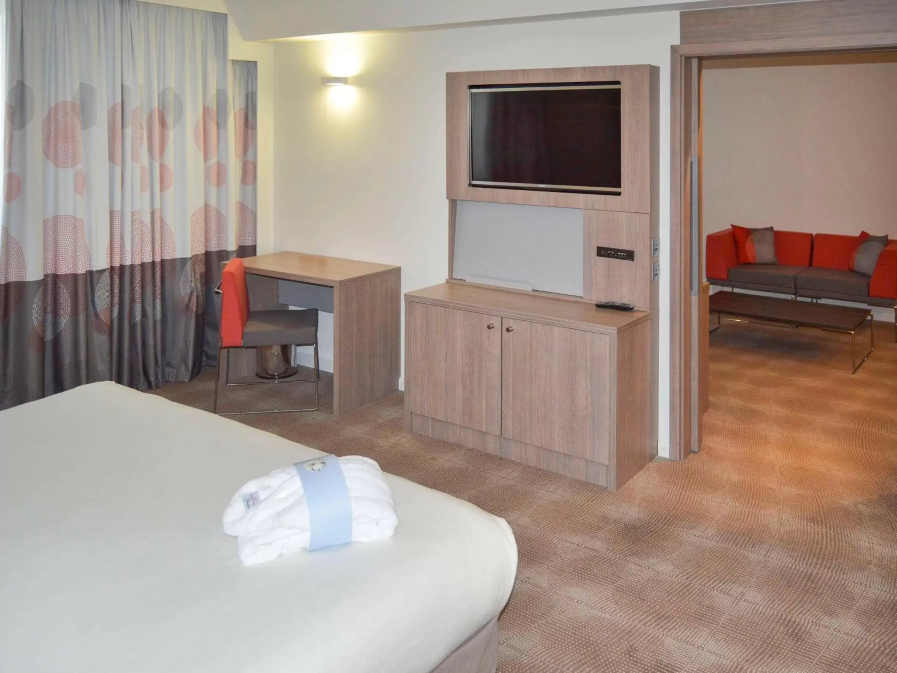 Photo of the whole room, TV/Entertainment Center in Novotel London Brentford