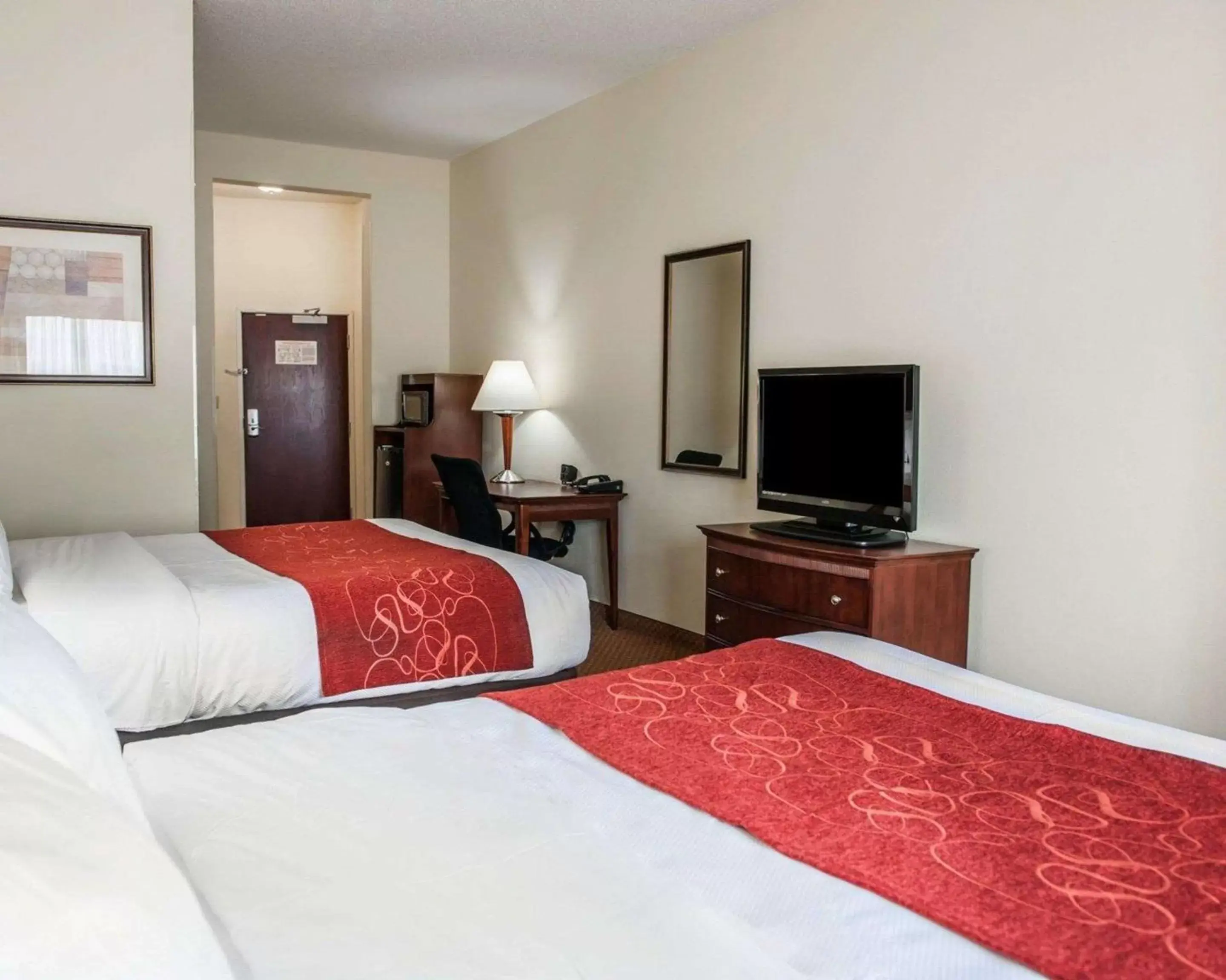 Photo of the whole room, Bed in Comfort Suites near Indianapolis Airport