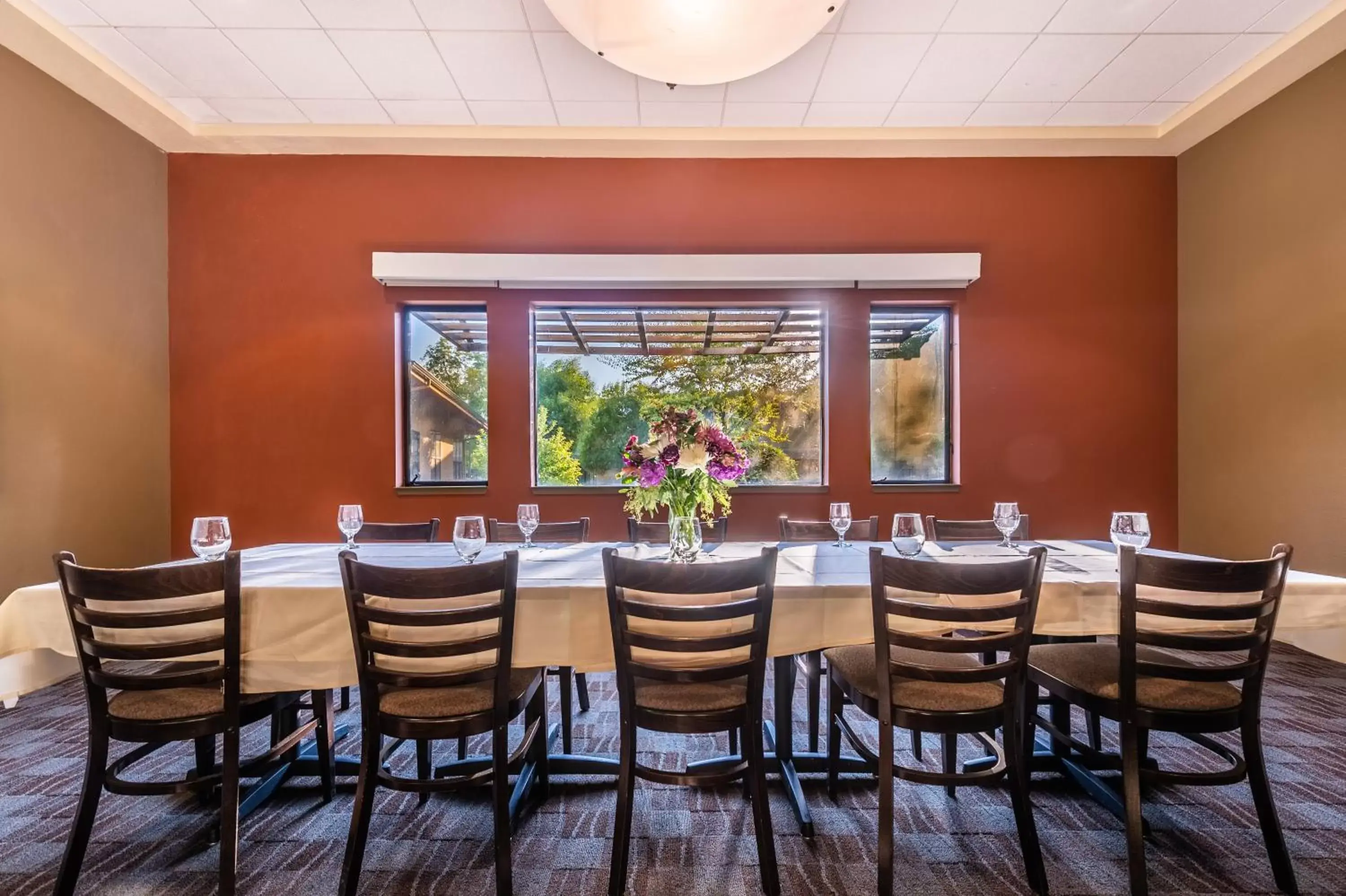 Meeting/conference room, Restaurant/Places to Eat in Gaia Hotel & Spa Redding, Ascend Hotel Collection