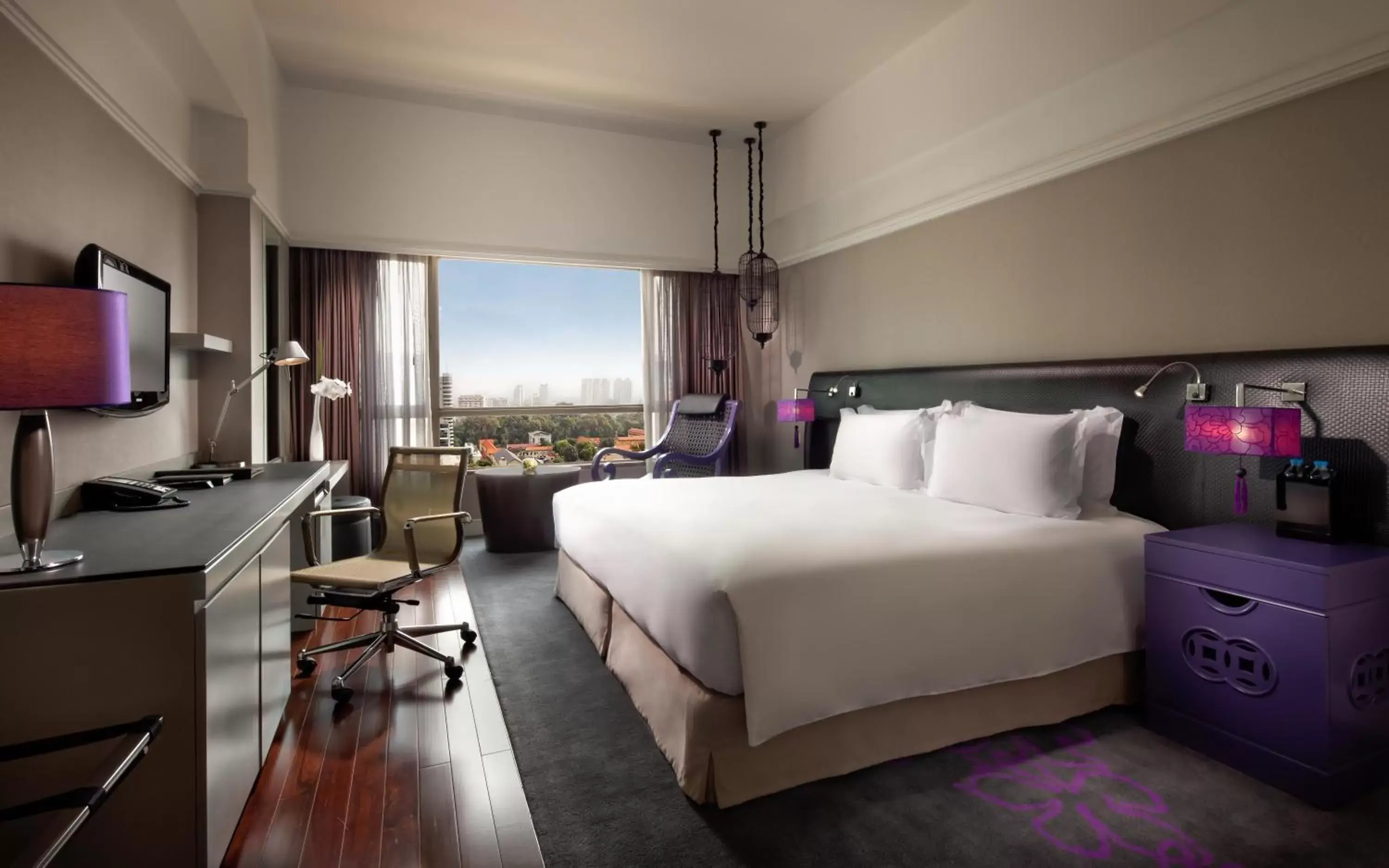 Luxury King room with City View in Sofitel Saigon Plaza