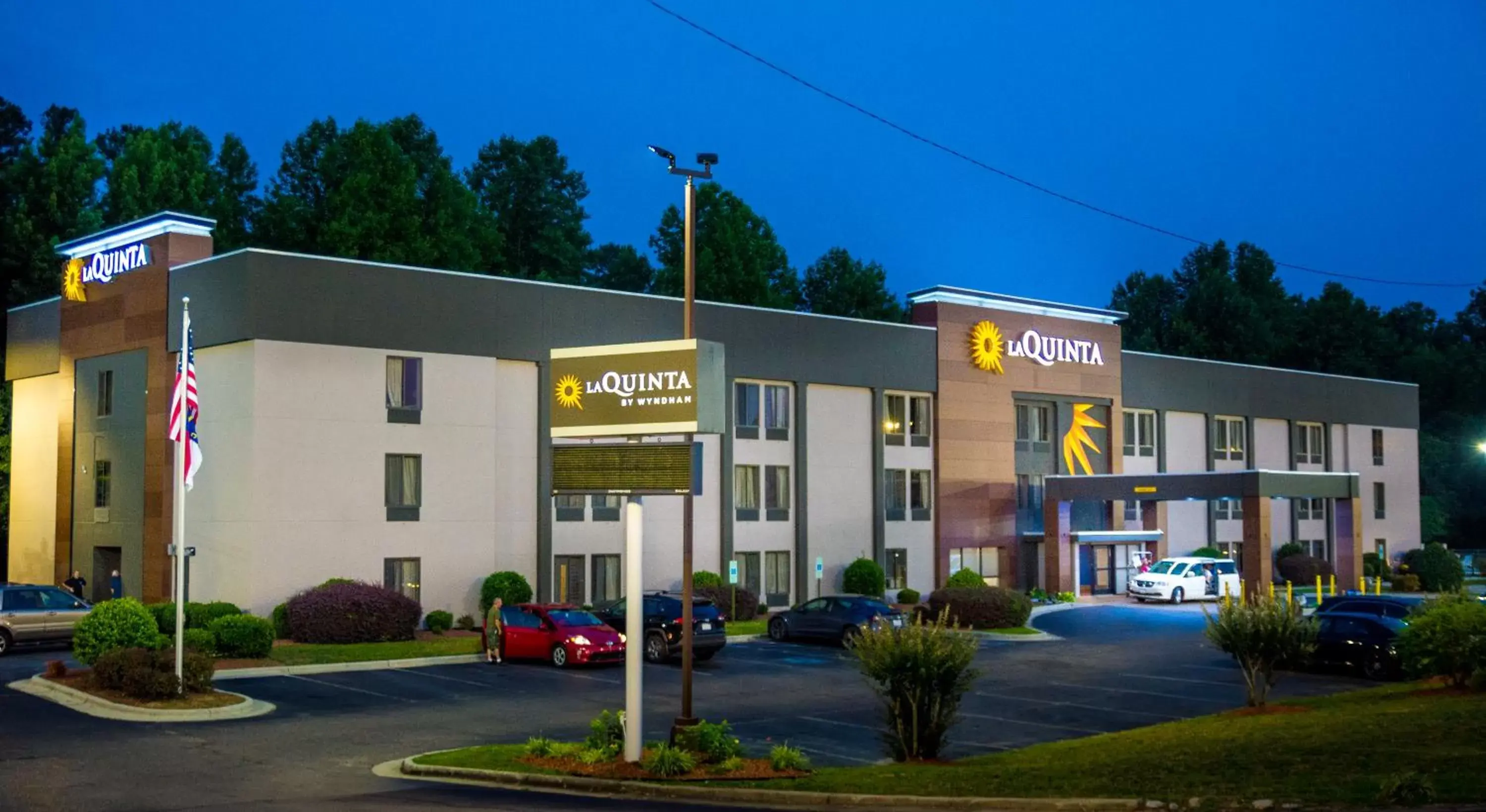 Property Building in La Quinta Inn & Suites by Wyndham Fayetteville I-95