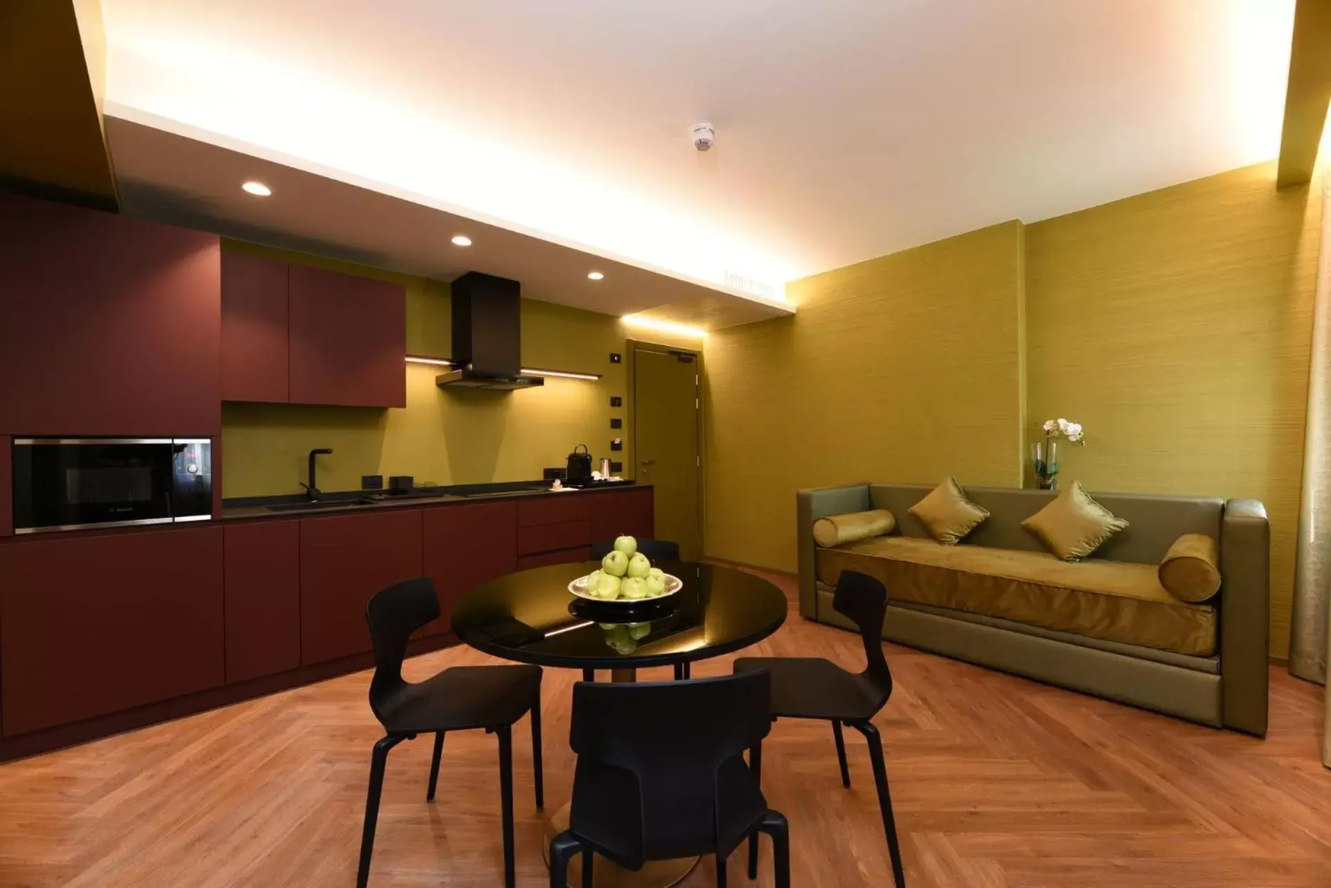 Kitchen or kitchenette, Seating Area in Rosa Salva Hotel