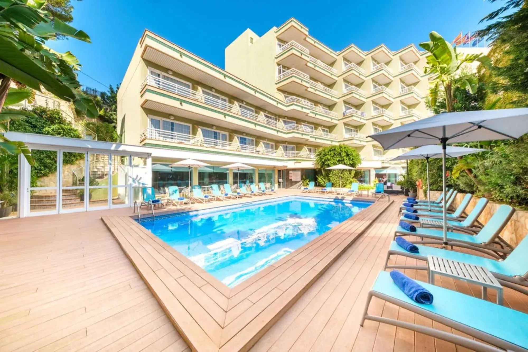 Property building, Swimming Pool in Hotel Agua Beach