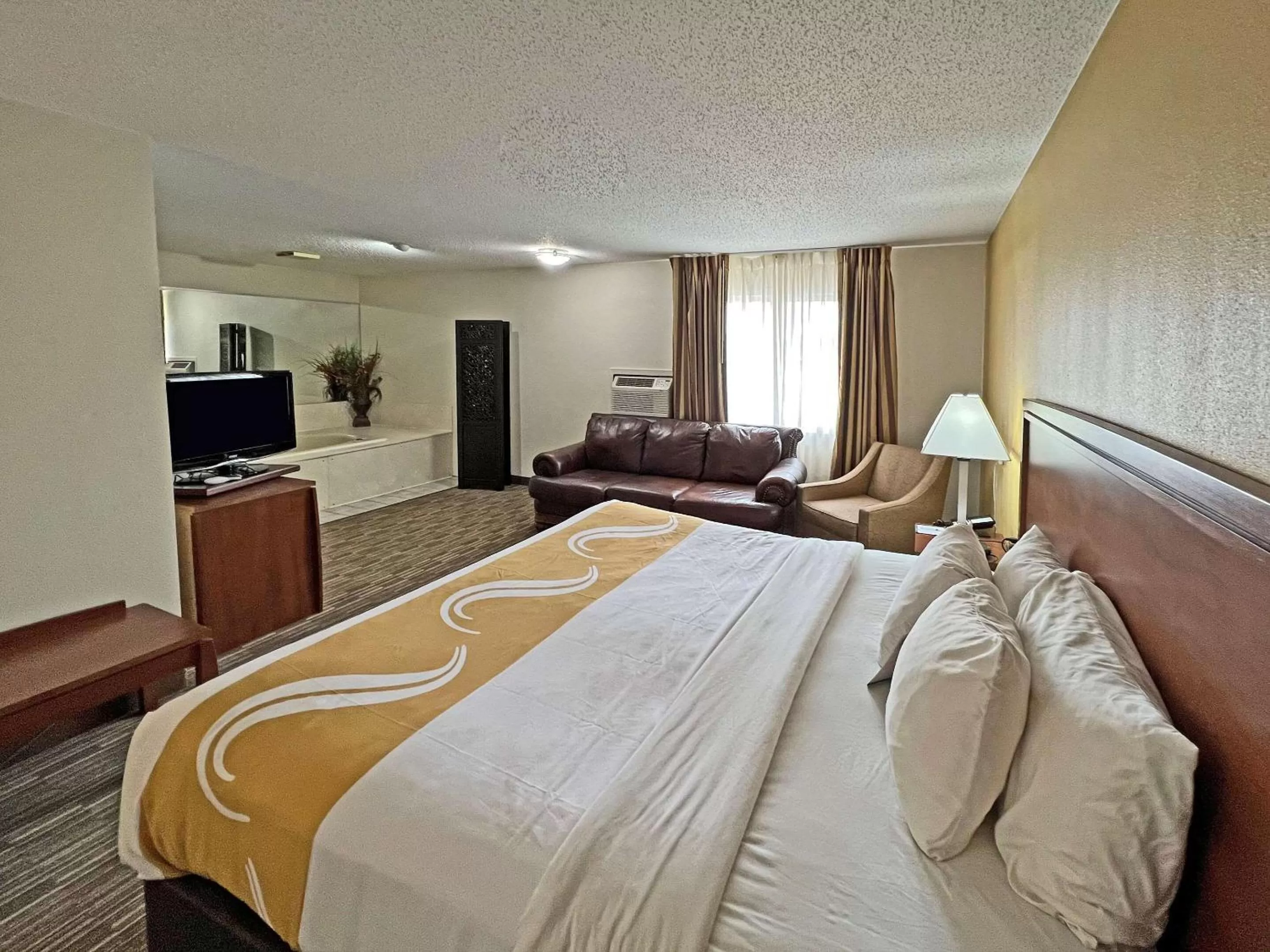 Bedroom, Bed in Quality Inn Mitchell I-90