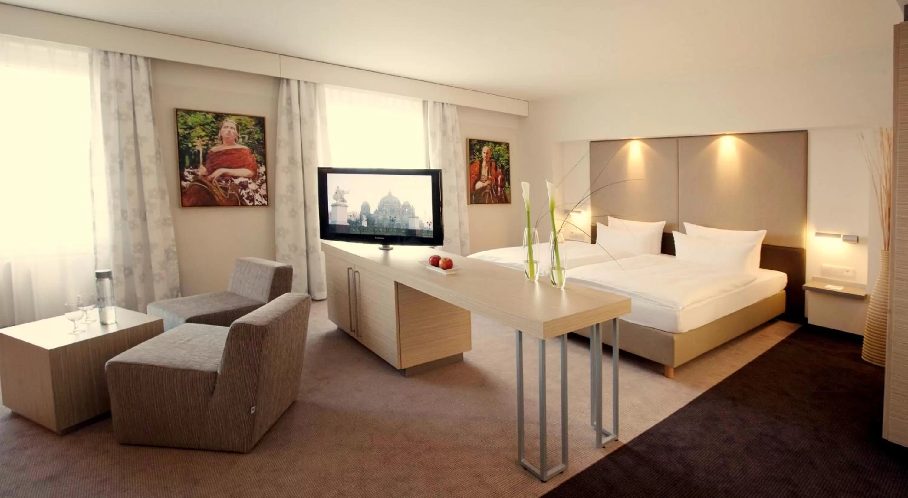 Photo of the whole room, Bed in Estrel Berlin