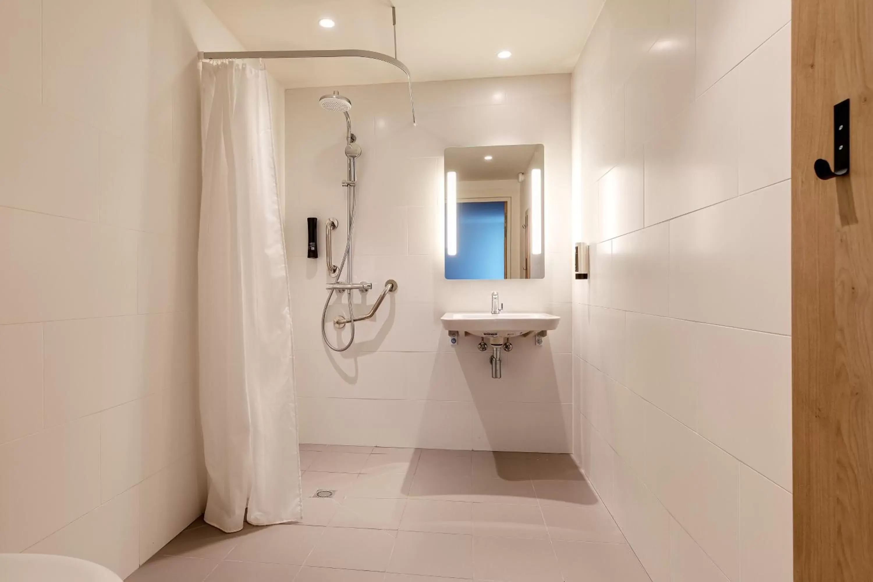 Shower, Bathroom in B&B HOTEL Lille Lillenium Eurasanté